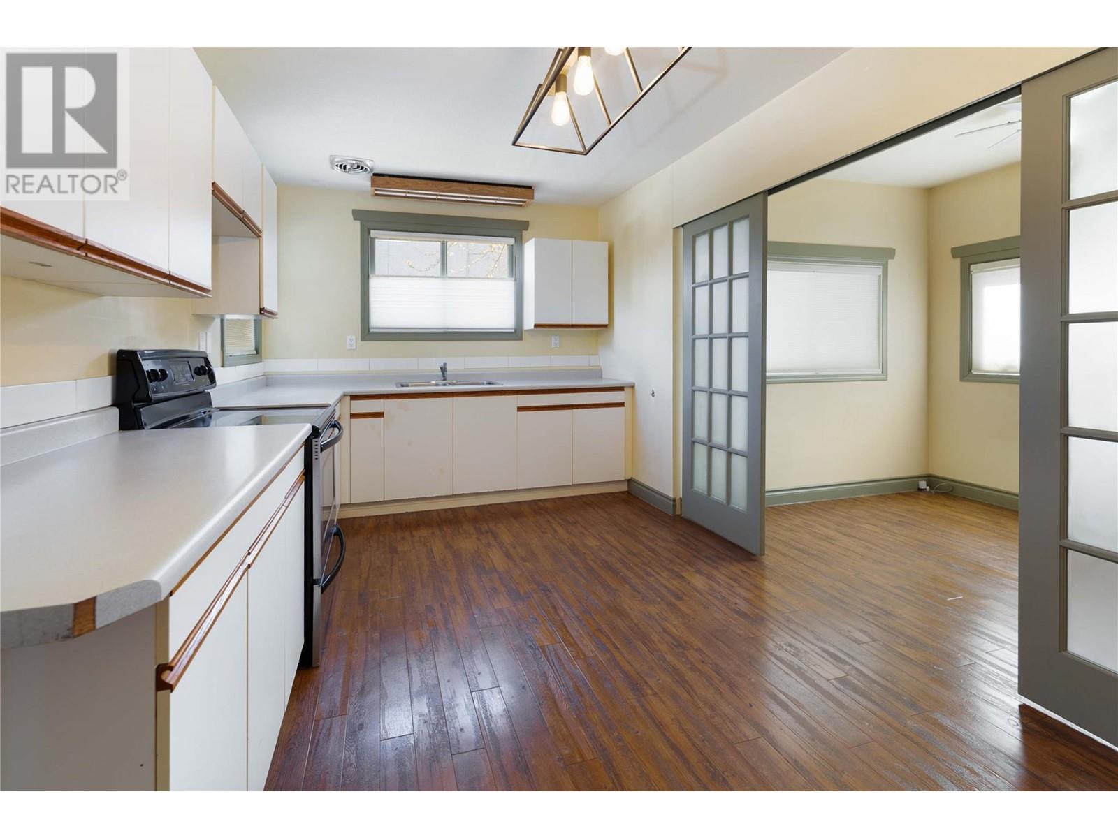 Property at 320 Okanagan Avenue SE image 4