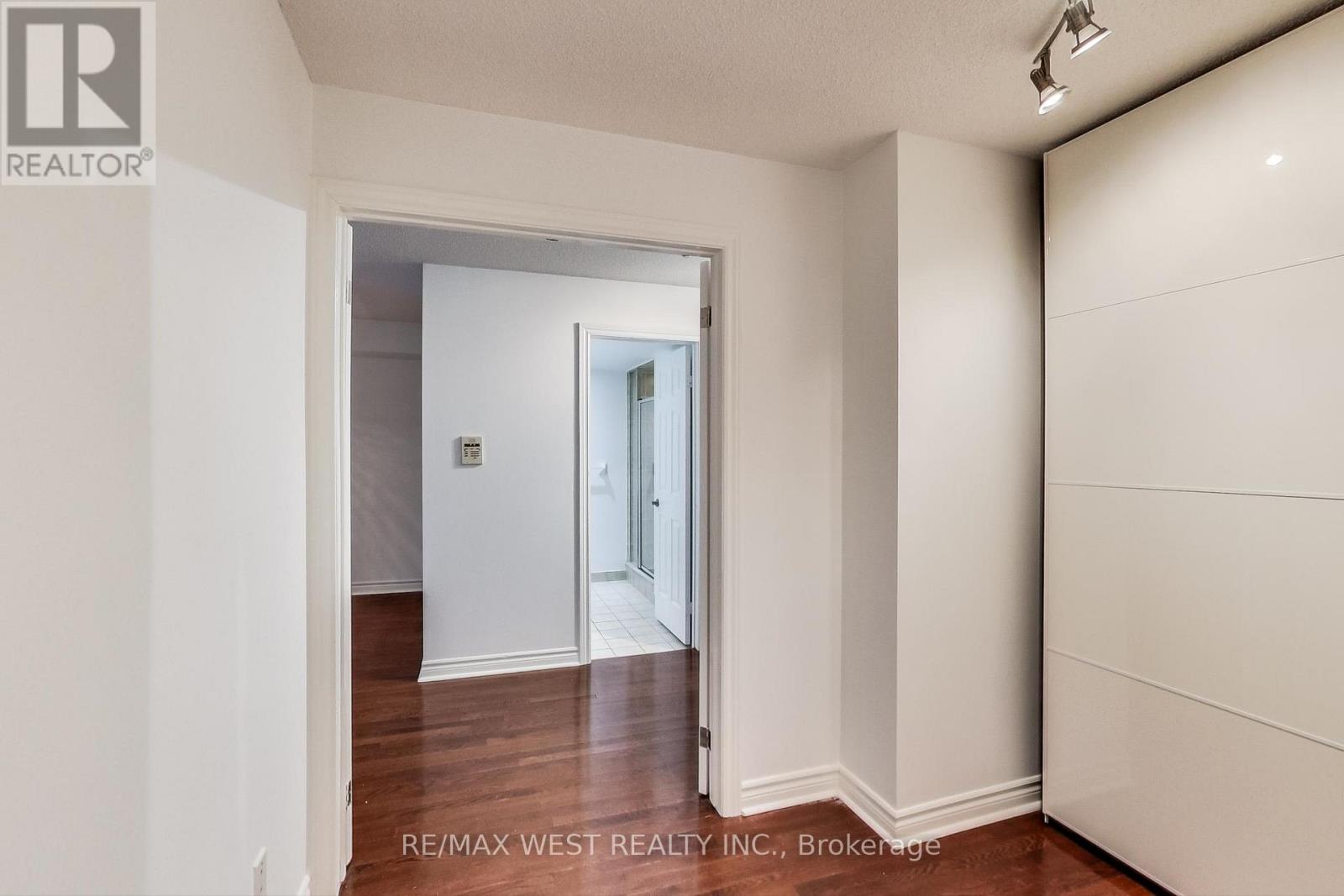 510 - 270 Wellington Street W, Toronto, Ontario  M5V 3P5 - Photo 6 - C12131397