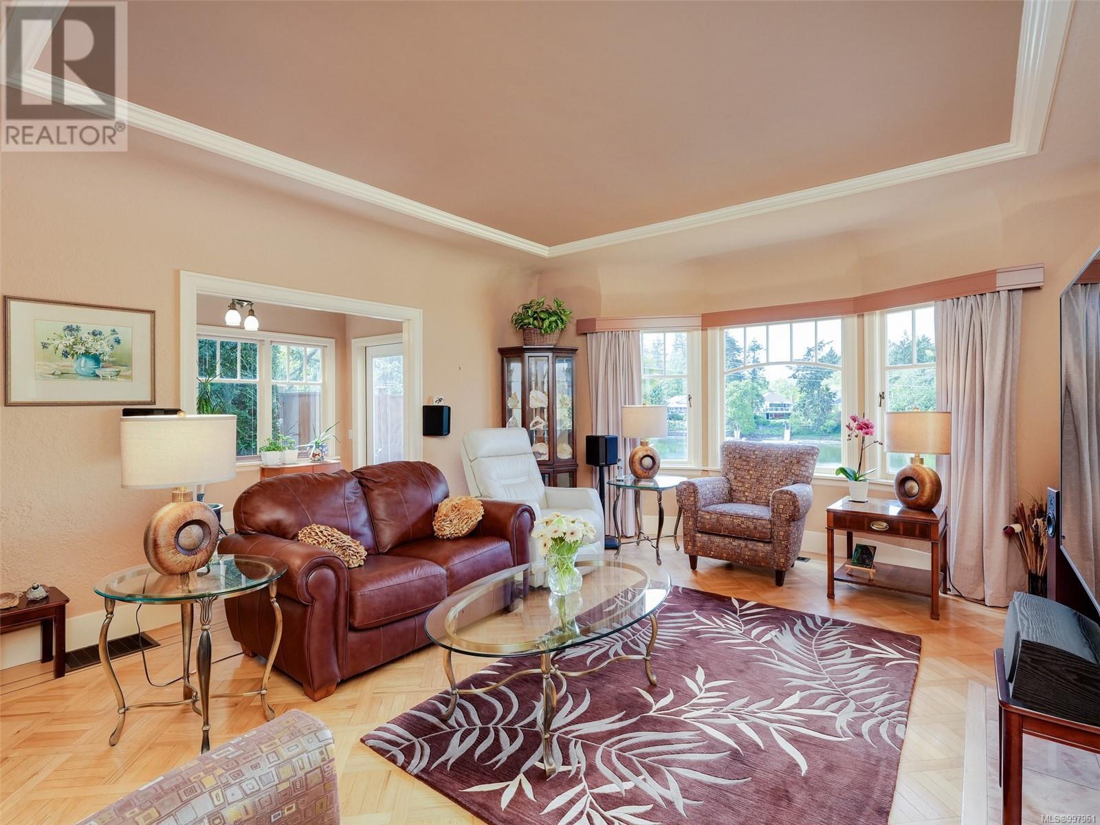 Property at 2886 Glenwood Ave image 2