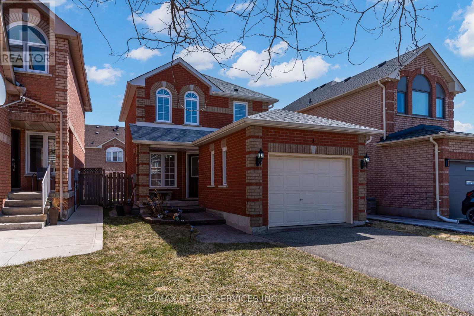 3 White Tail Crescent, Brampton, Ontario  L6Y 5C4 - Photo 3 - W12131386