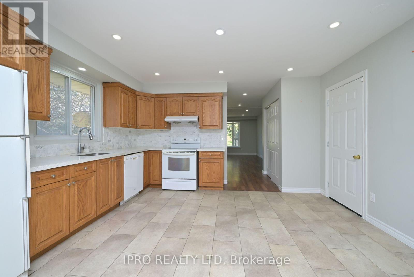 Property at 17 SHIRLEY STREET E image 5