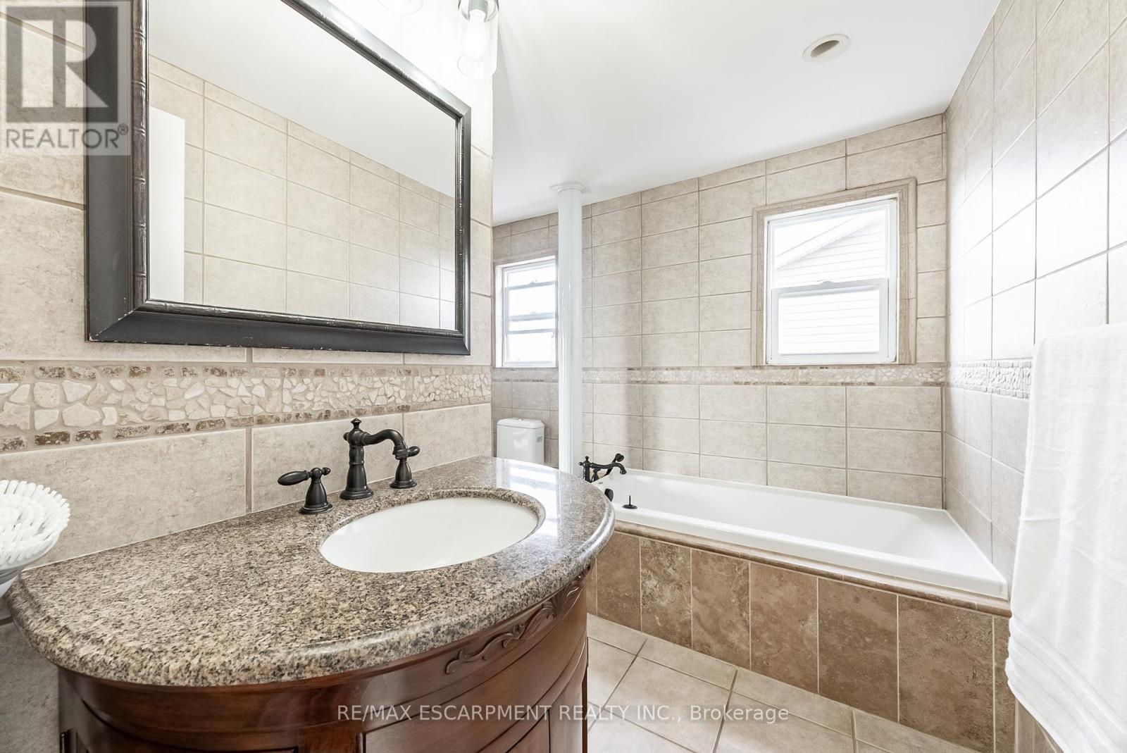 680 Rexford Drive, Hamilton, Ontario  L8W 3G1 - Photo 23 - X12131413