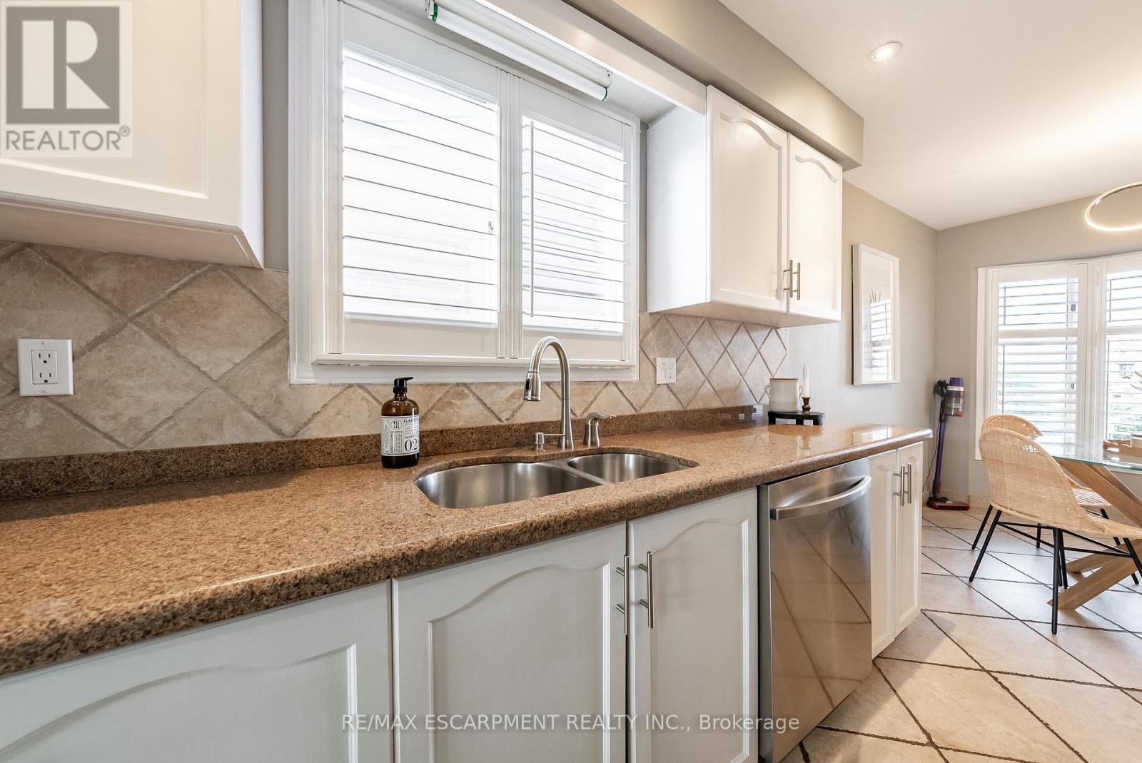 680 Rexford Drive, Hamilton, Ontario  L8W 3G1 - Photo 7 - X12131413