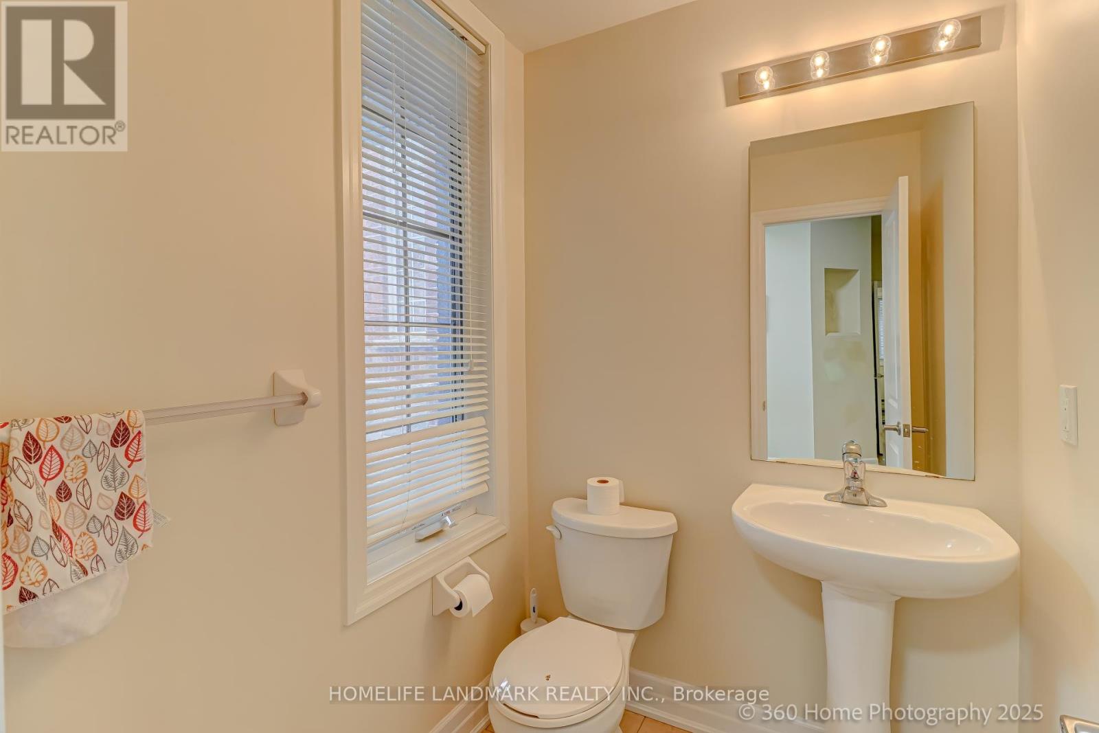 42 Robert Wilson Crescent, Georgina, Ontario  L4P 0G9 - Photo 2 - N12131611