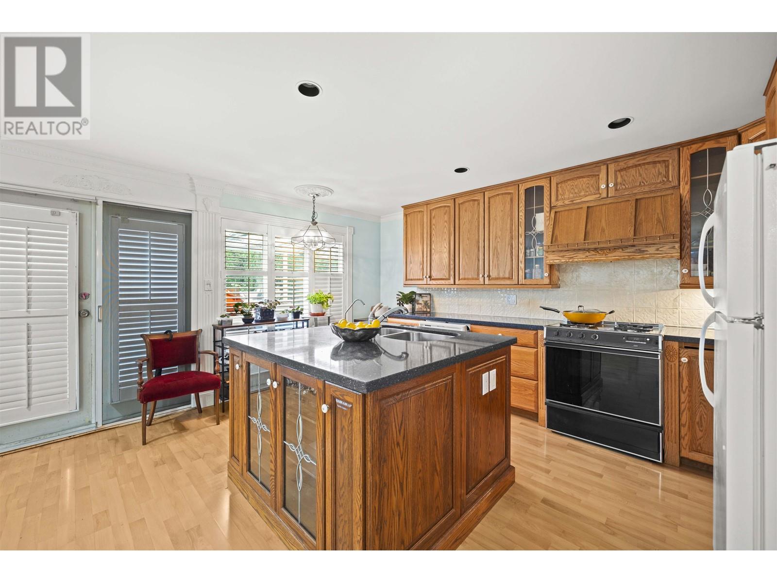 Listing Picture 9 of 20 : 3220 GARDEN CITY ROAD, Richmond / 烈治文 - 魯藝地產 Yvonne Lu Group - MLS Medallion Club Member