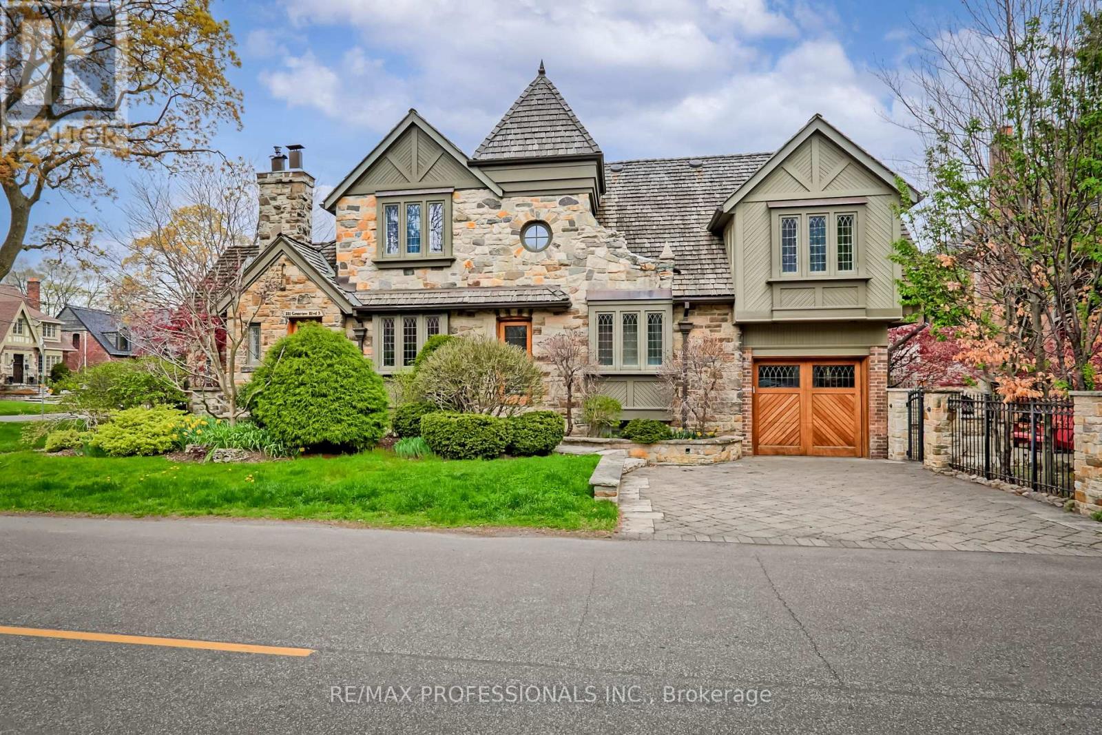Property at 231 GRENVIEW BOULEVARD S image 2