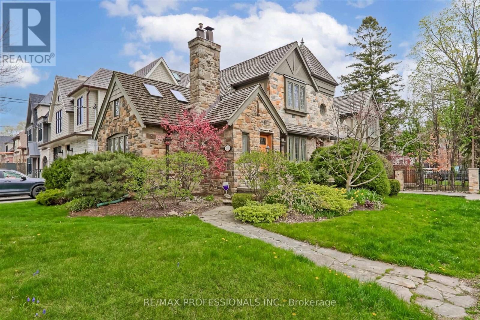 Property at 231 GRENVIEW BOULEVARD S image 3