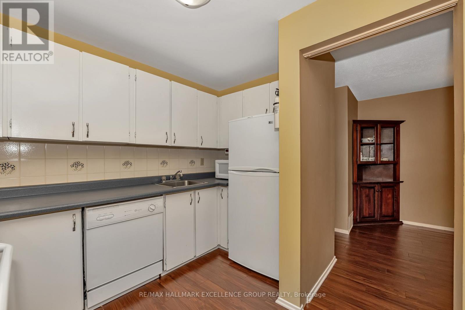 102f Valley Stream Drive, Ottawa, Ontario  K2H 9E1 - Photo 14 - X12131899