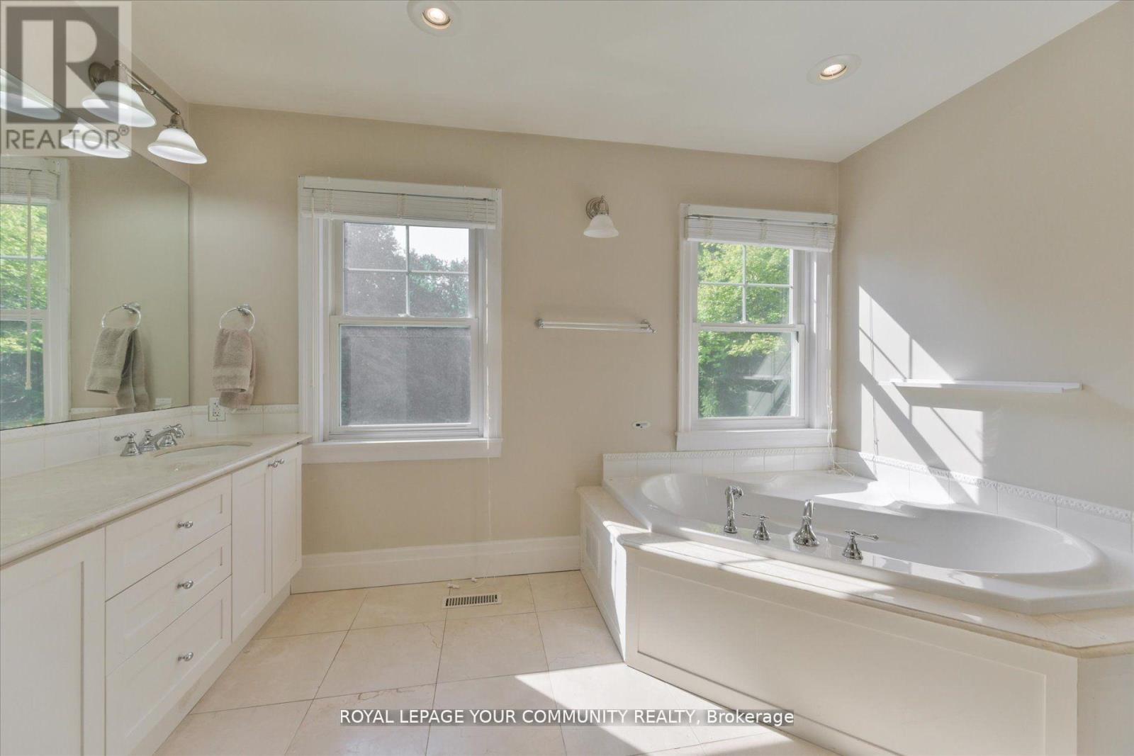 7 Skyview Lane, Aurora, Ontario  L4G 6W5 - Photo 23 - N12131678