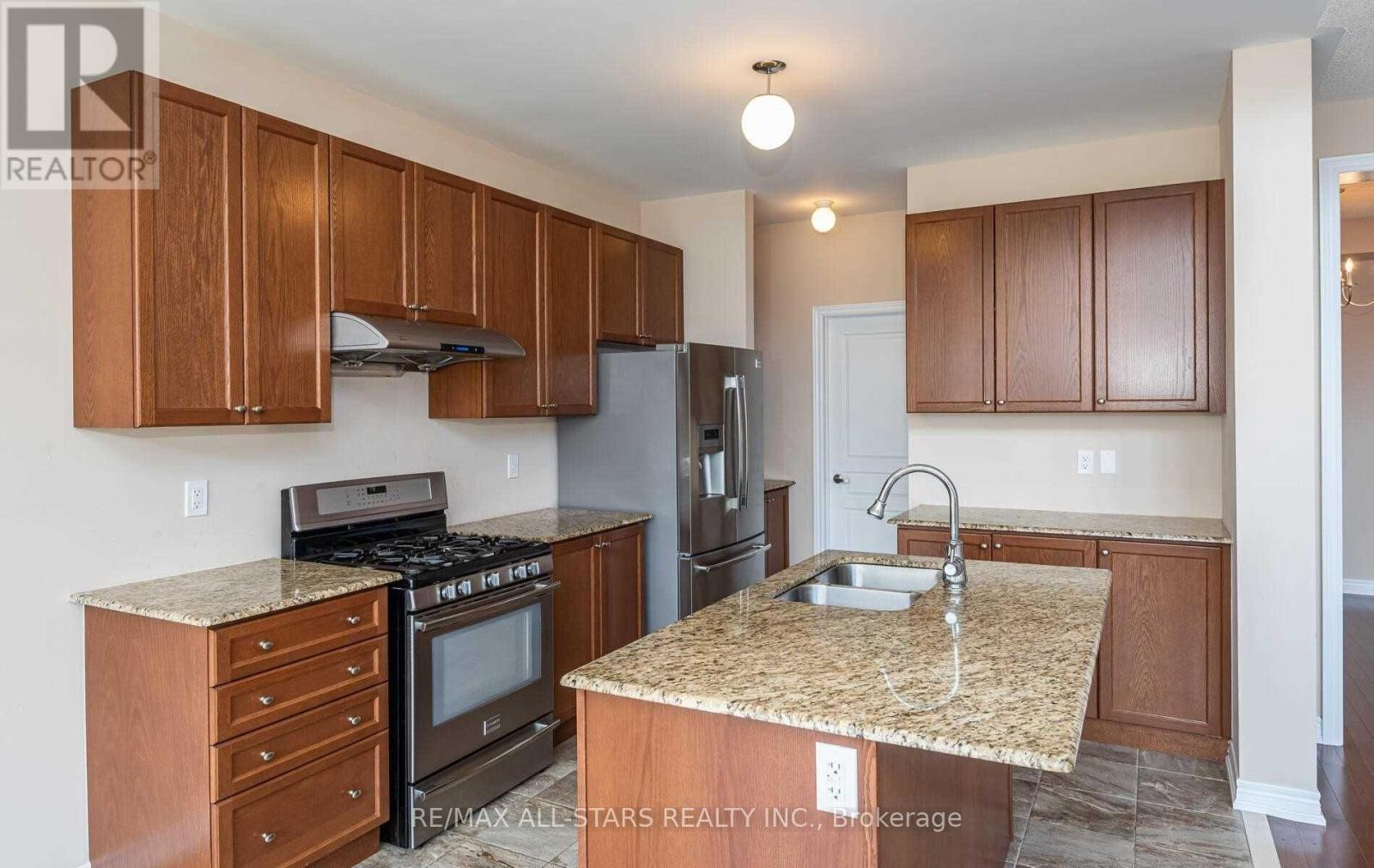 20 Beechener Street, Georgina, Ontario  L0E 1R0 - Photo 9 - N12131686