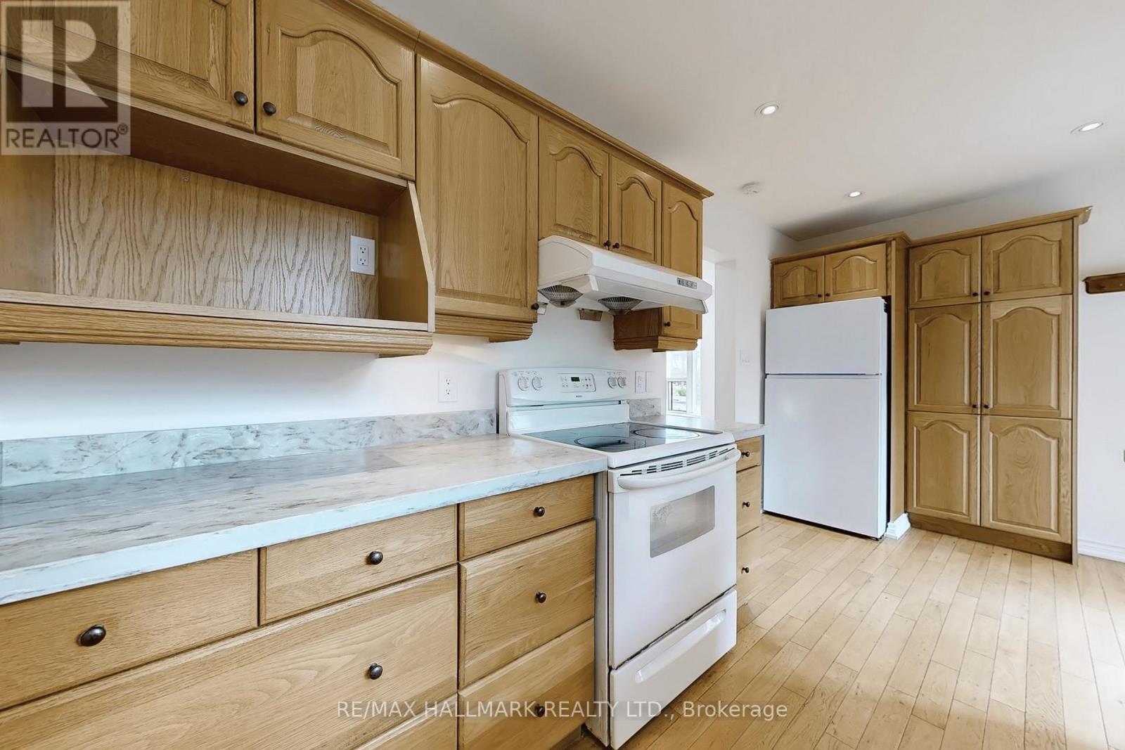 190 Springhead Gardens, Richmond Hill, Ontario  L4C 5C8 - Photo 10 - N12131713