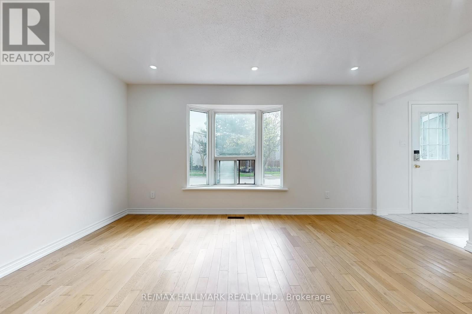 190 Springhead Gardens, Richmond Hill, Ontario  L4C 5C8 - Photo 2 - N12131713