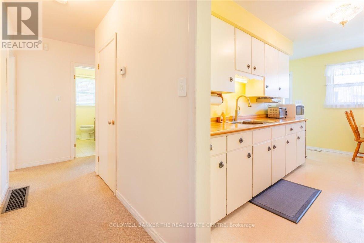 102 Park Avenue, Newmarket, Ontario  L3Y 1T7 - Photo 12 - N12131728