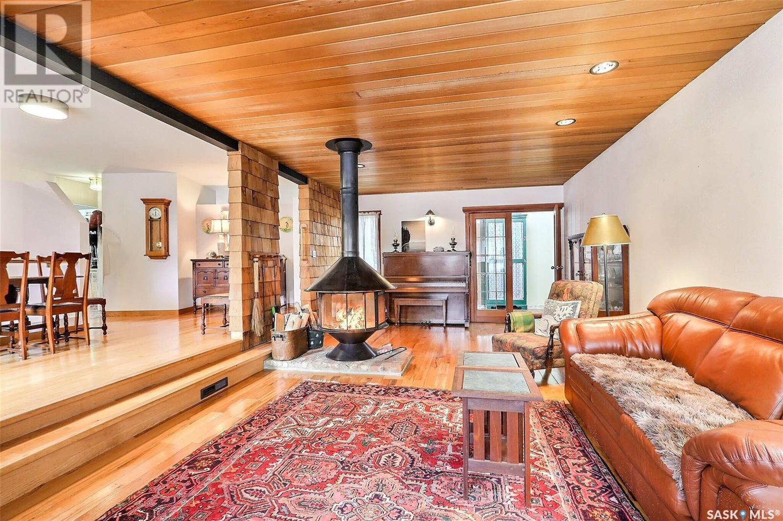 Property at 33 25th STREET E image 4