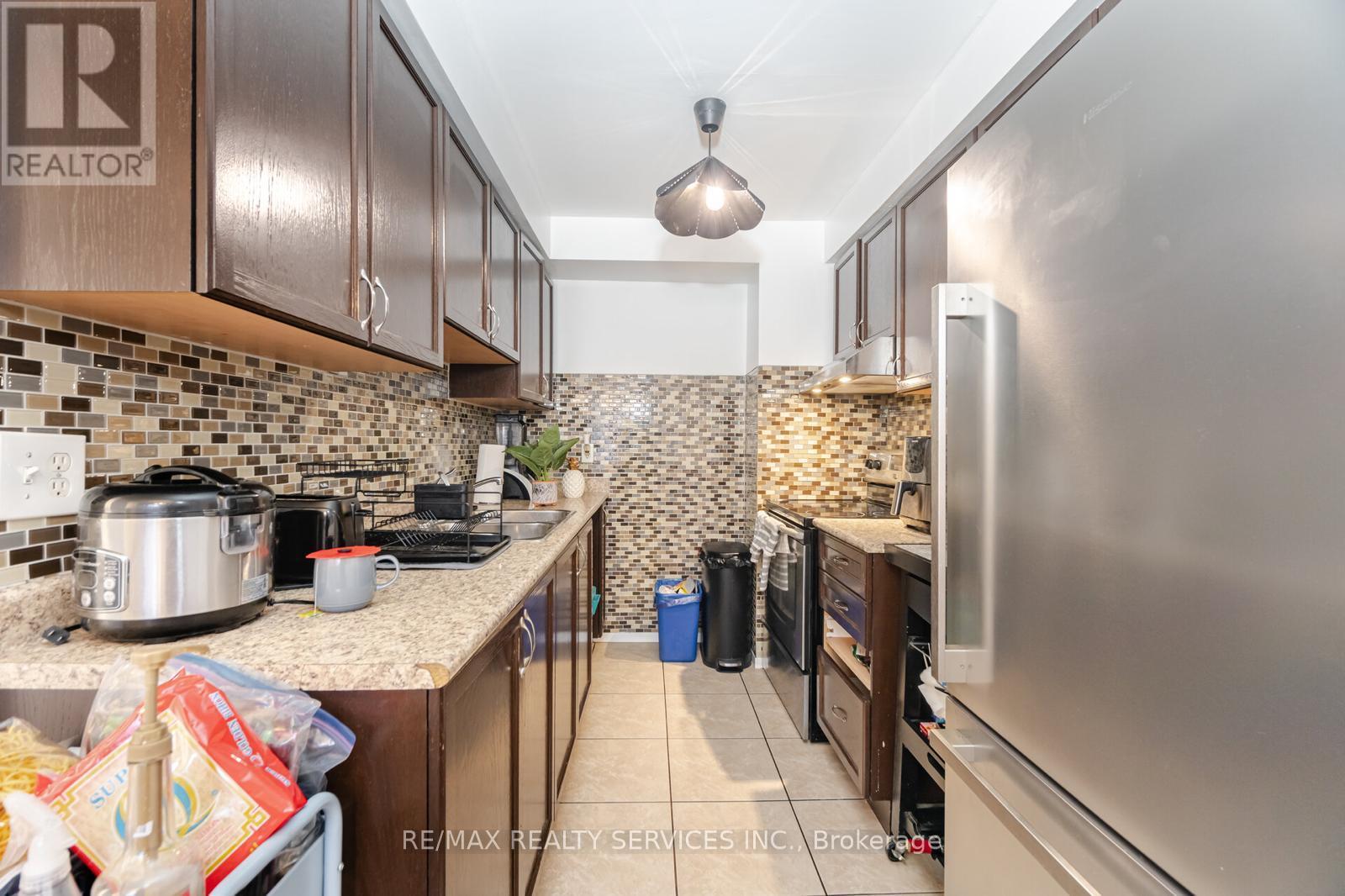 44 Carleton Place, Brampton, Ontario  L6T 3Z4 - Photo 8 - W12131818