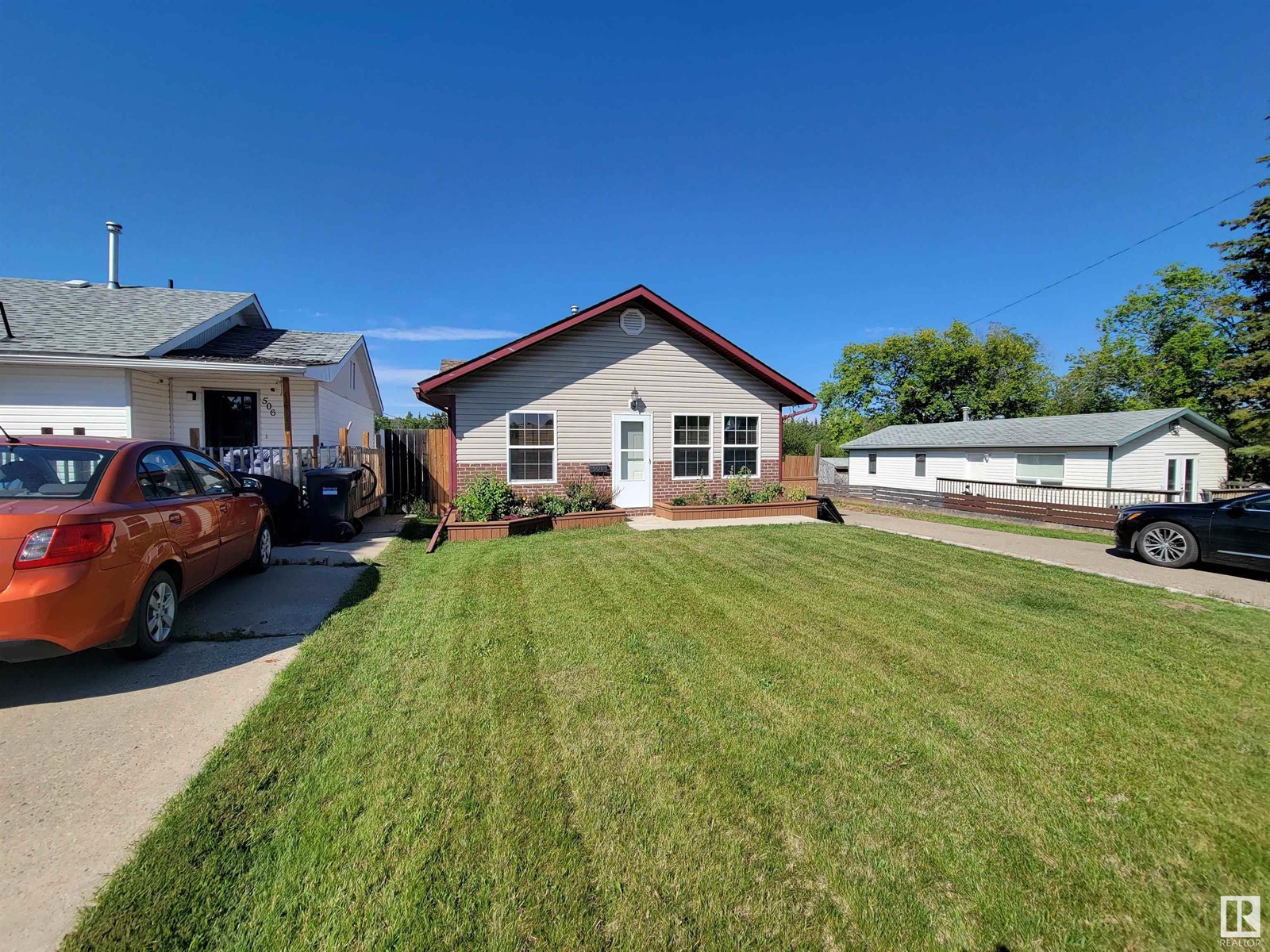 Property at 504 17 AV image 2