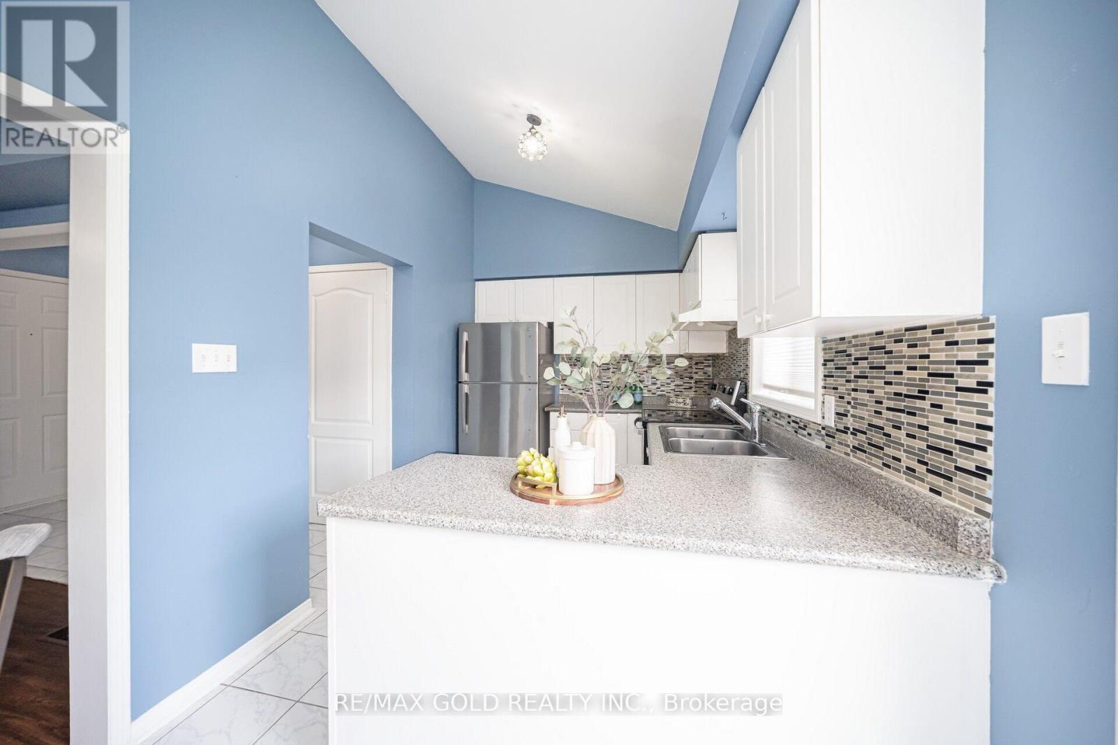 108 Black Forest Drive N, Brampton, Ontario  L6R 2E6 - Photo 11 - W12123050
