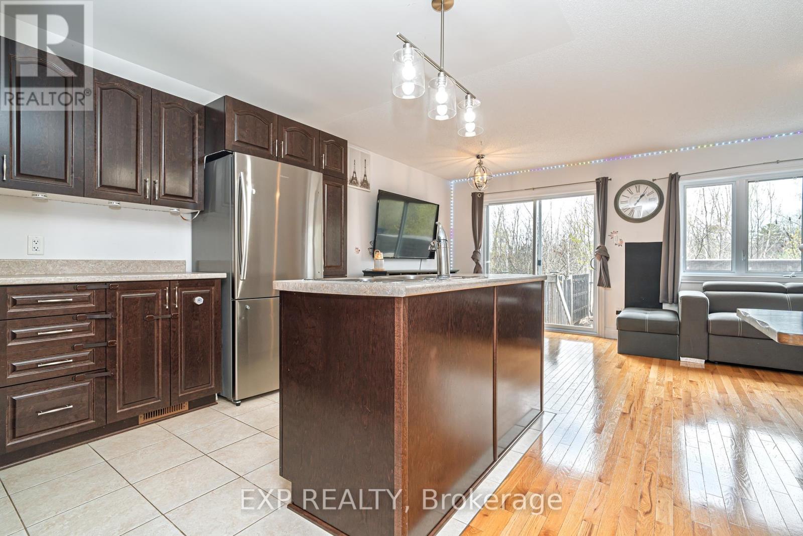 2353 Marble Crescent, Clarence-Rockland, Ontario  K4K 0H1 - Photo 5 - X12131984