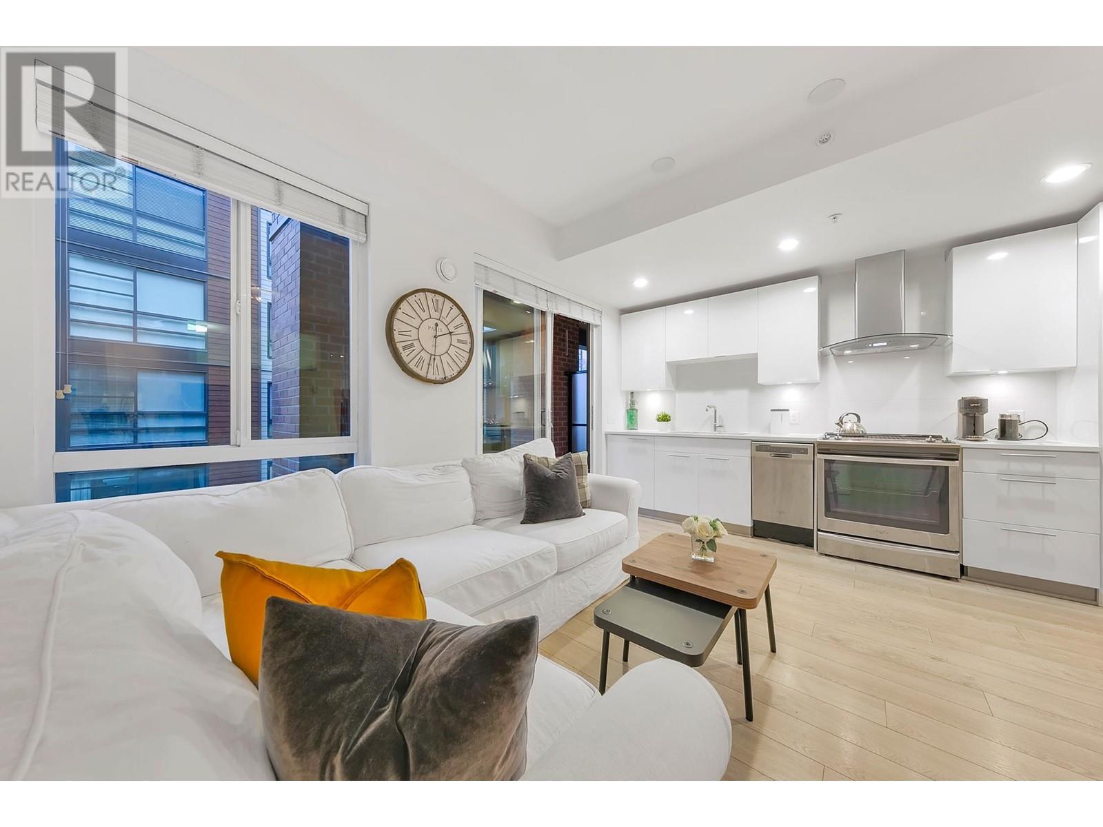 318 723 W 3RD STREET, North Vancouver, British Columbia