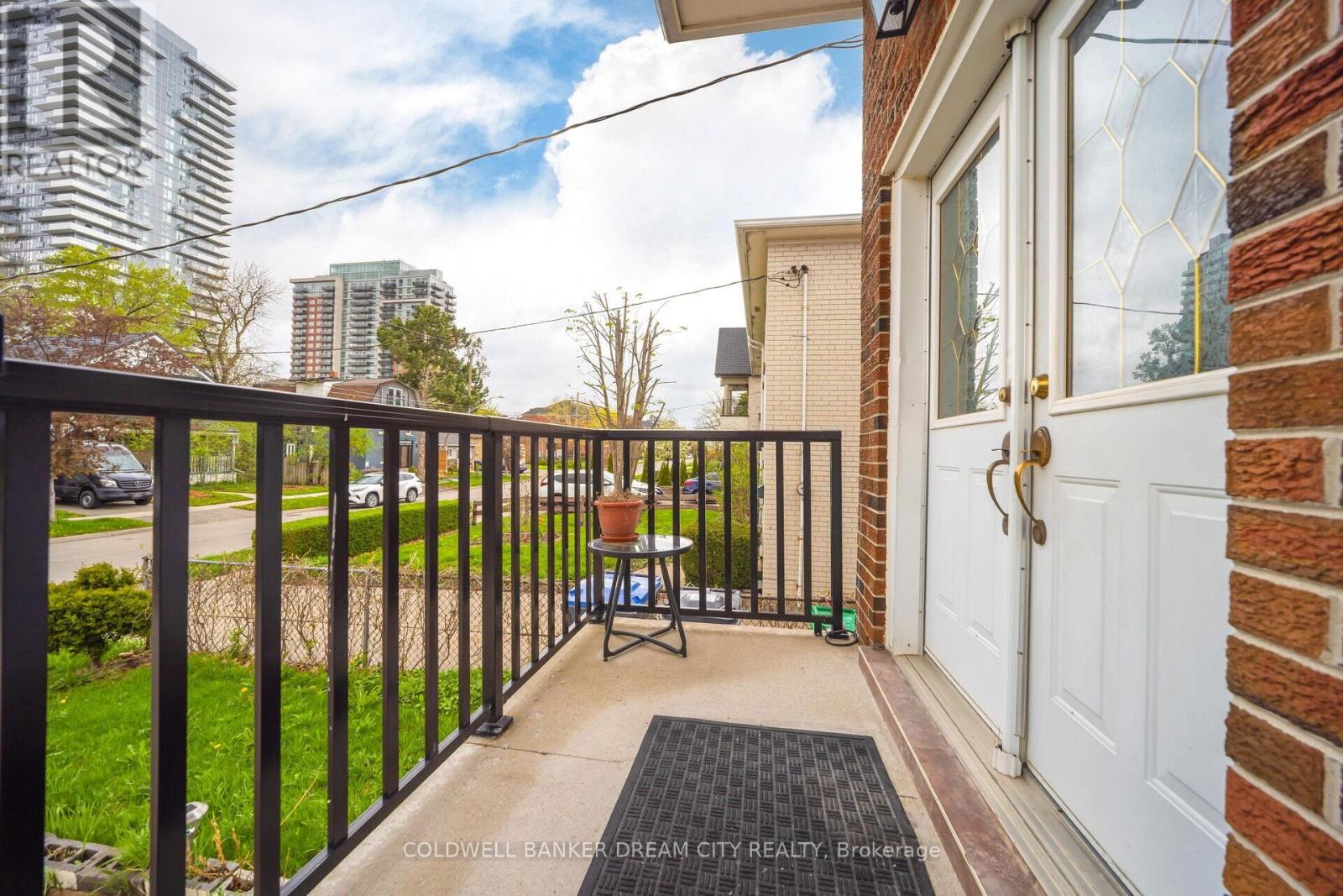 B - 17 Hillcrest Avenue, Brampton, Ontario  L6W 1Y7 - Photo 3 - W12131901