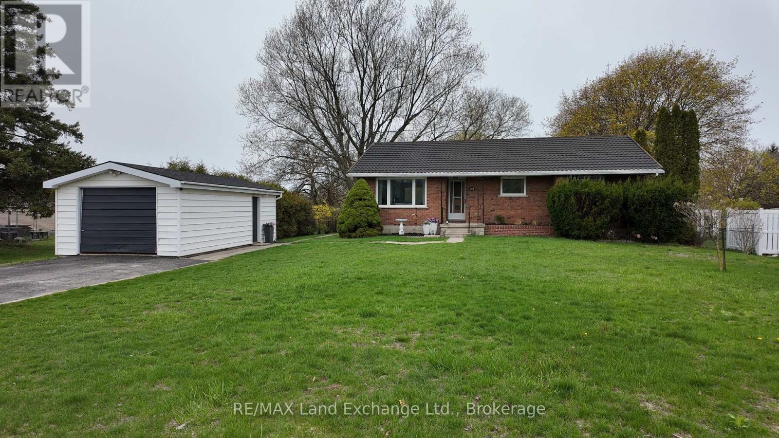 402 Queen Street, Kincardine, Ontario  N2Z 2R2 - Photo 2 - X12129501