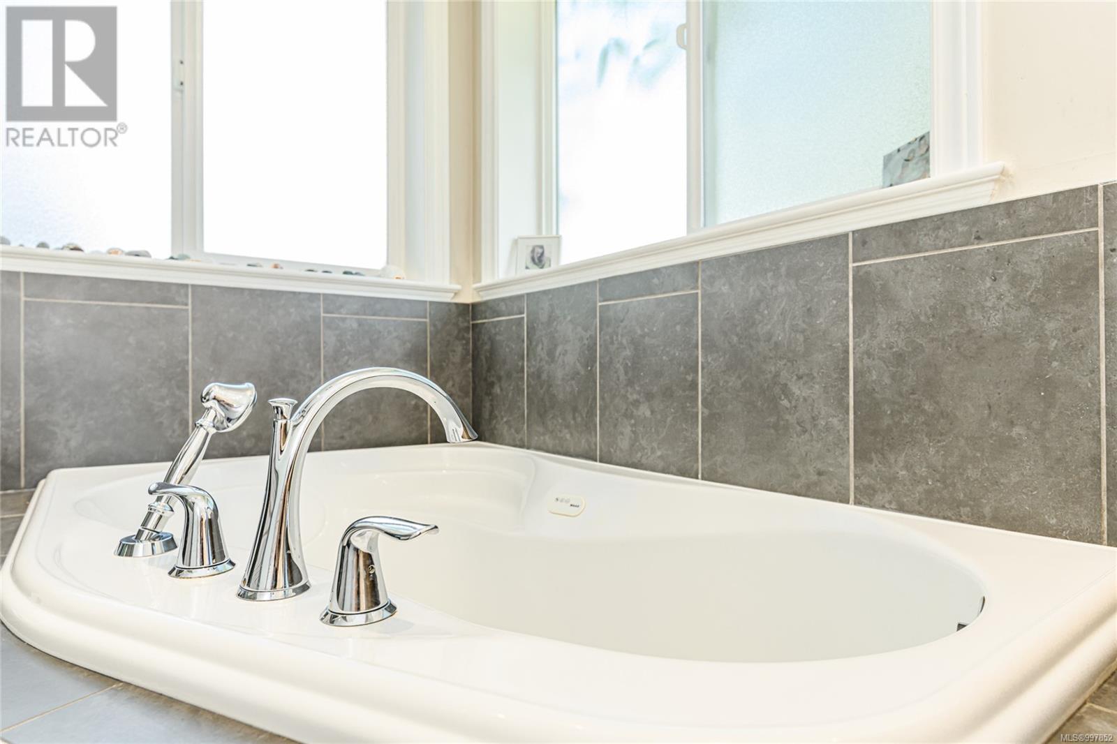 1074 Verdier Ave, Central Saanich, British Columbia  V8M 2H1 - Photo 31 - 997852