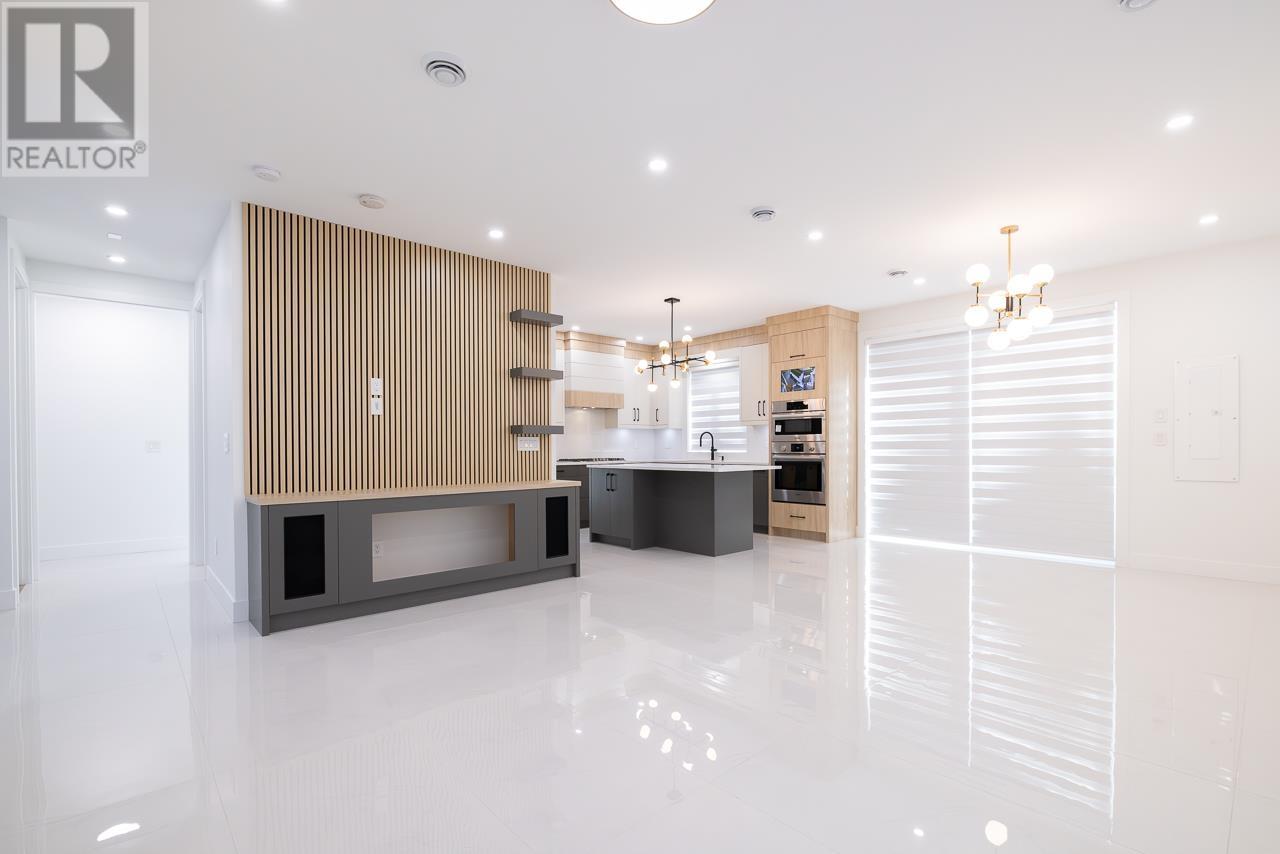 Listing Picture 12 of 38 : 7867 CANADA WAY, Burnaby / 本拿比 - 魯藝地產 Yvonne Lu Group - MLS Medallion Club Member