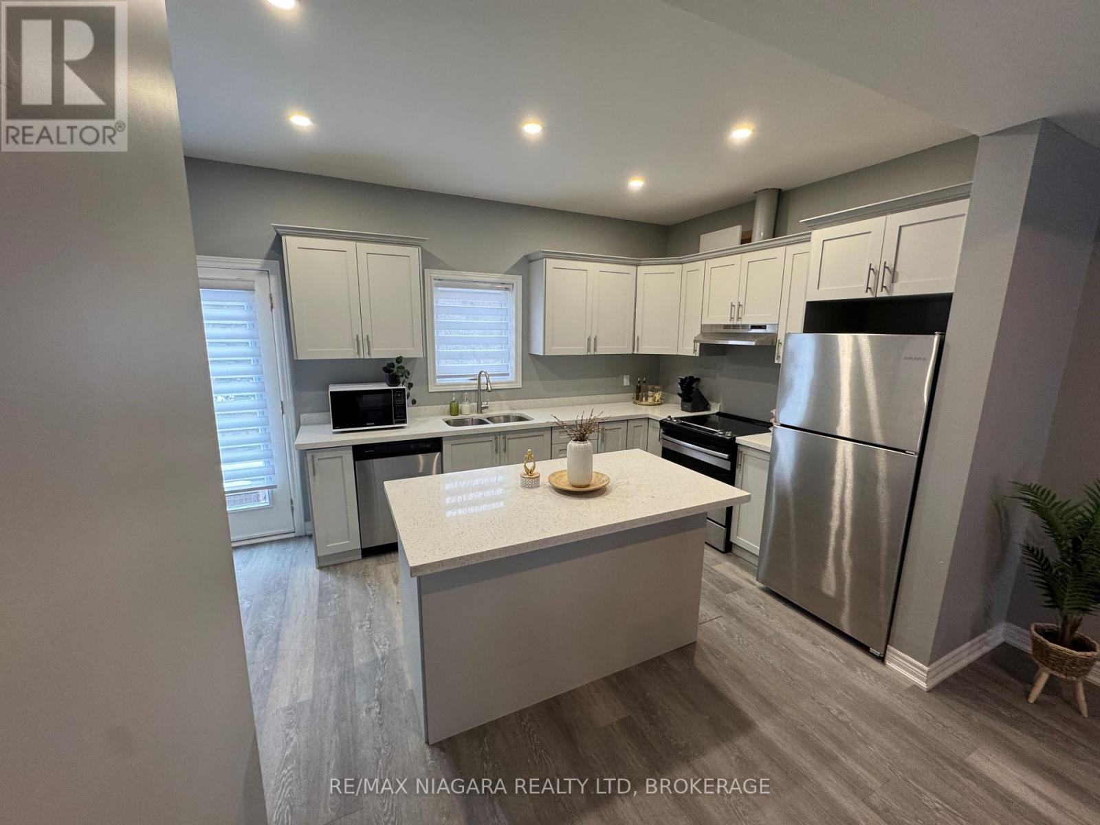3 Upper - 8196 Mcleod Road, Niagara Falls (Brown), Ontario  L2H 3N3 - Photo 1 - X12132039