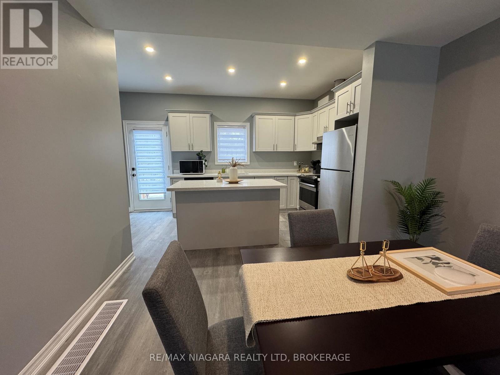 3 Upper - 8196 Mcleod Road, Niagara Falls (Brown), Ontario  L2H 3N3 - Photo 2 - X12132039