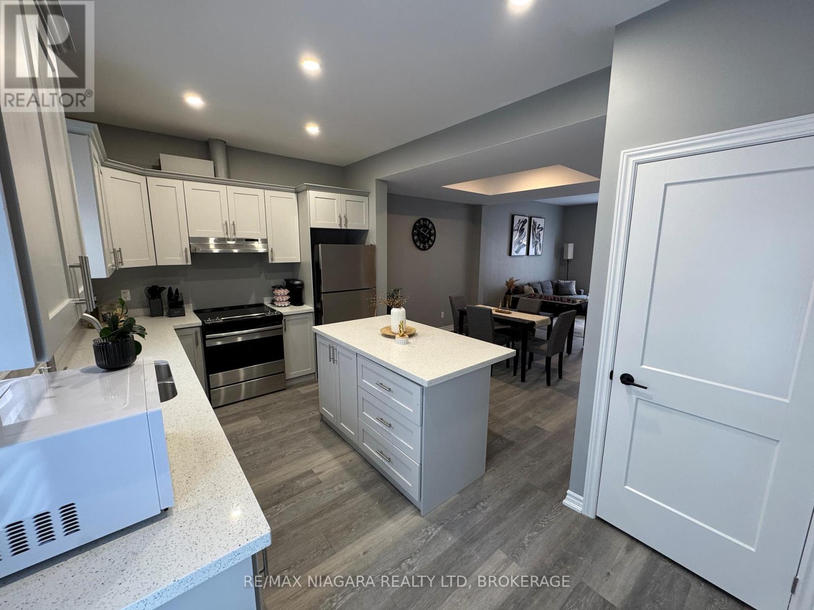 3 Upper - 8196 Mcleod Road, Niagara Falls (Brown), Ontario  L2H 3N3 - Photo 8 - X12132039
