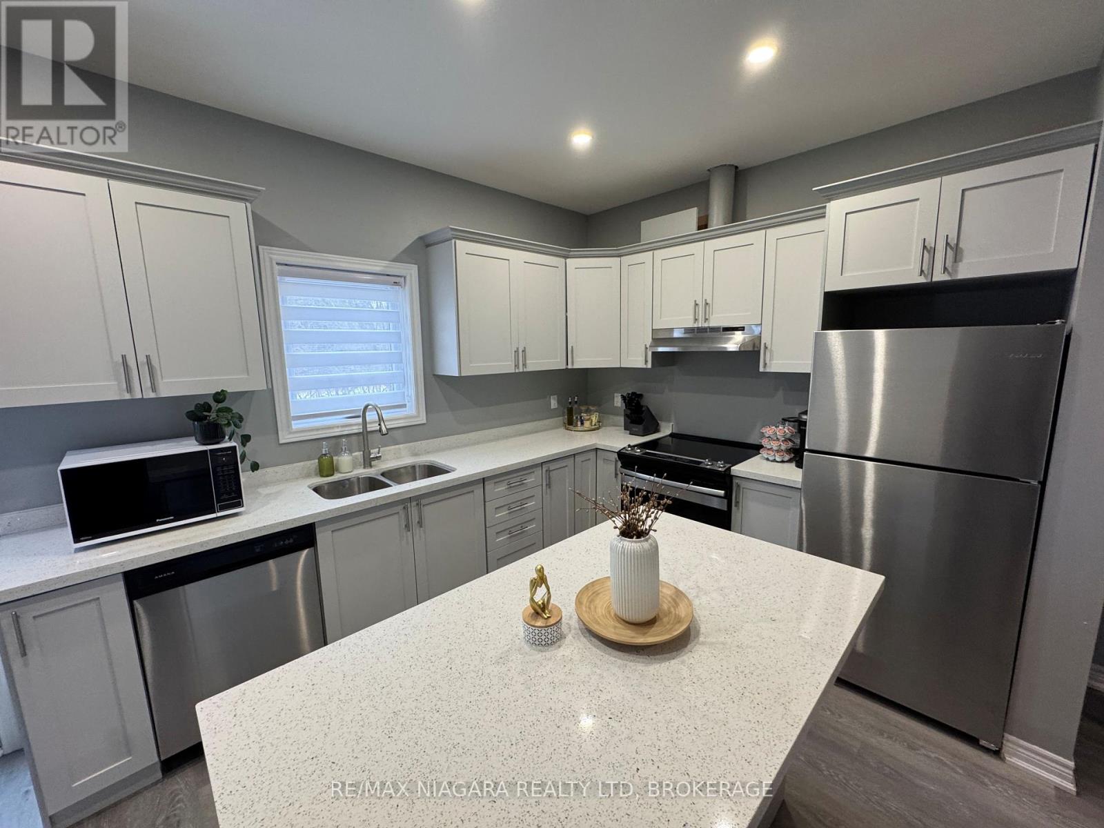 3 Upper - 8196 Mcleod Road, Niagara Falls, Ontario  L2H 3N3 - Photo 9 - X12132039