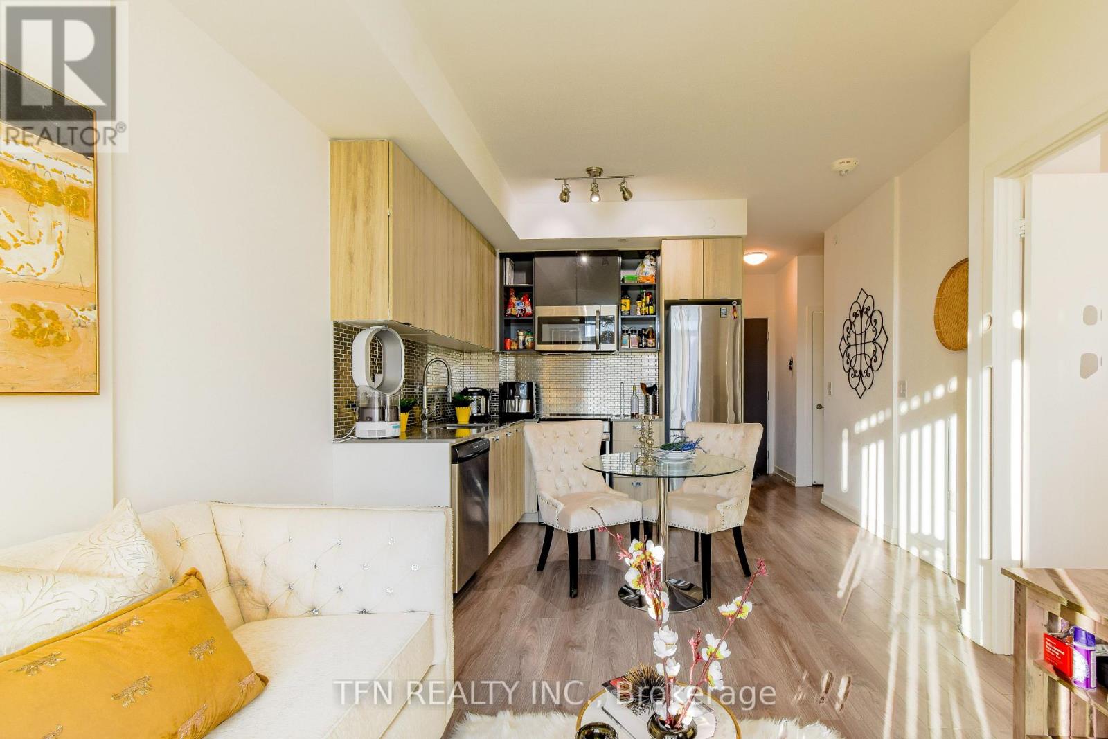 502 - 10 De Boers Drive, Toronto, Ontario  M3J 0H1 - Photo 5 - W12131987