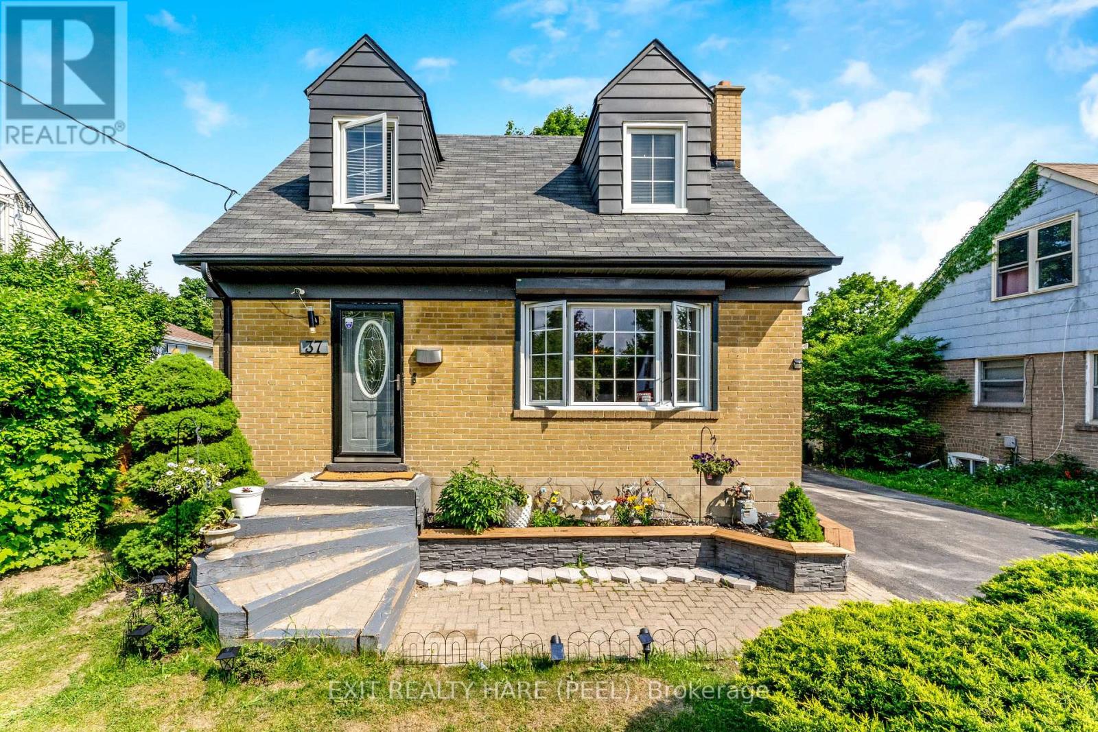 37 Mccaul Street, Brampton, Ontario  L6V 1J1 - Photo 1 - W12131996