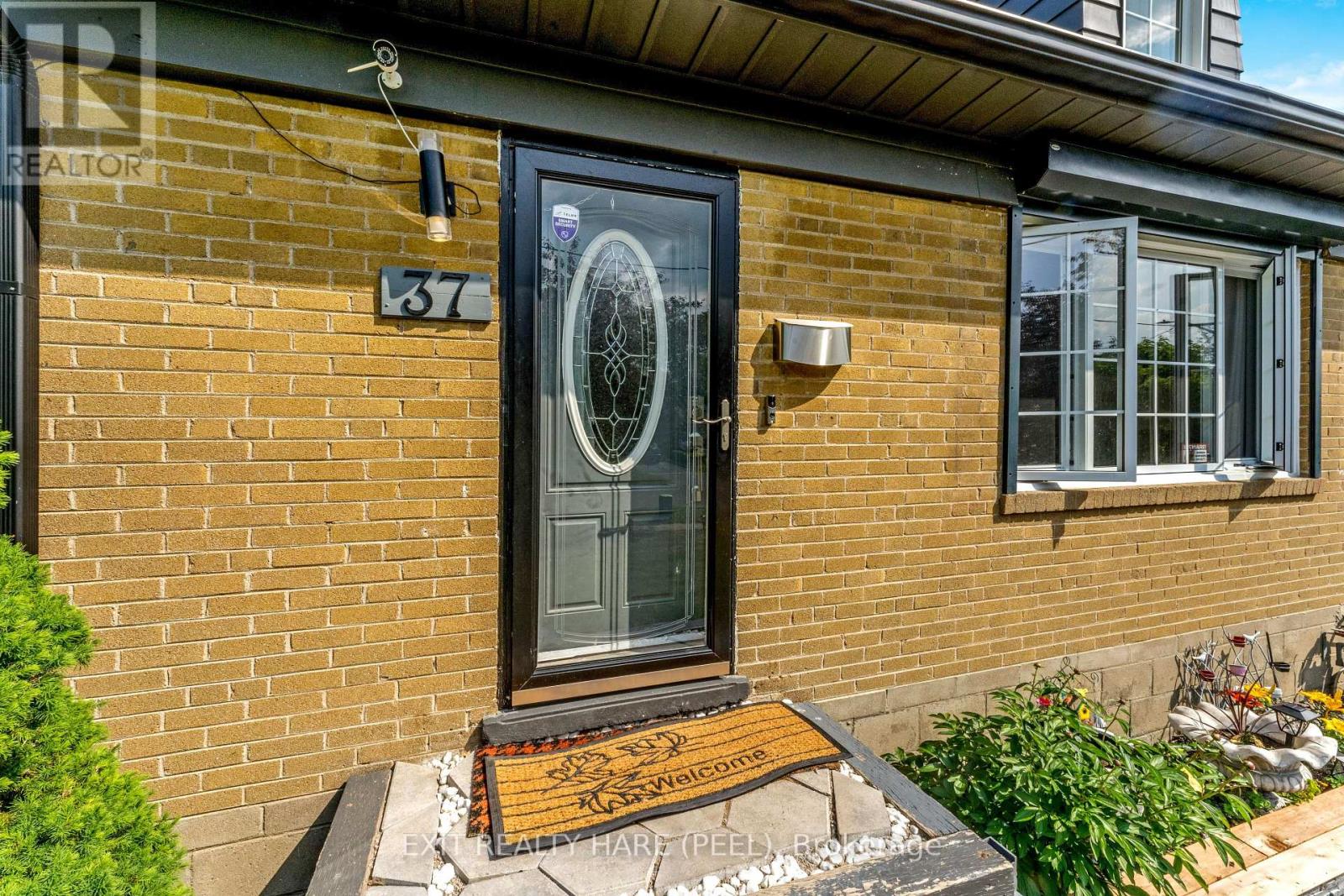 37 Mccaul Street, Brampton, Ontario  L6V 1J1 - Photo 5 - W12131996