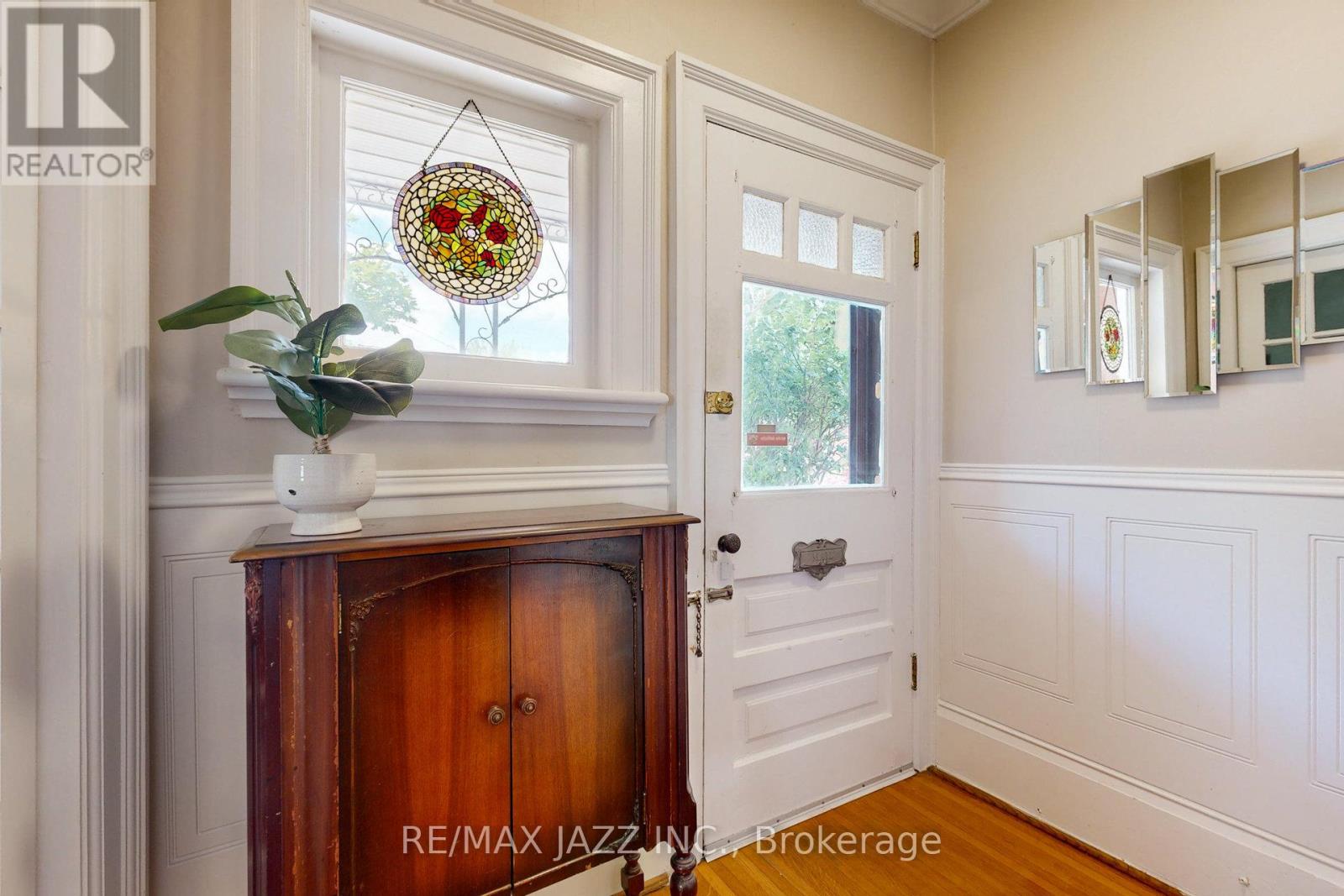 243 Brant Avenue, Brantford, Ontario  N3T 3J4 - Photo 3 - X12132135