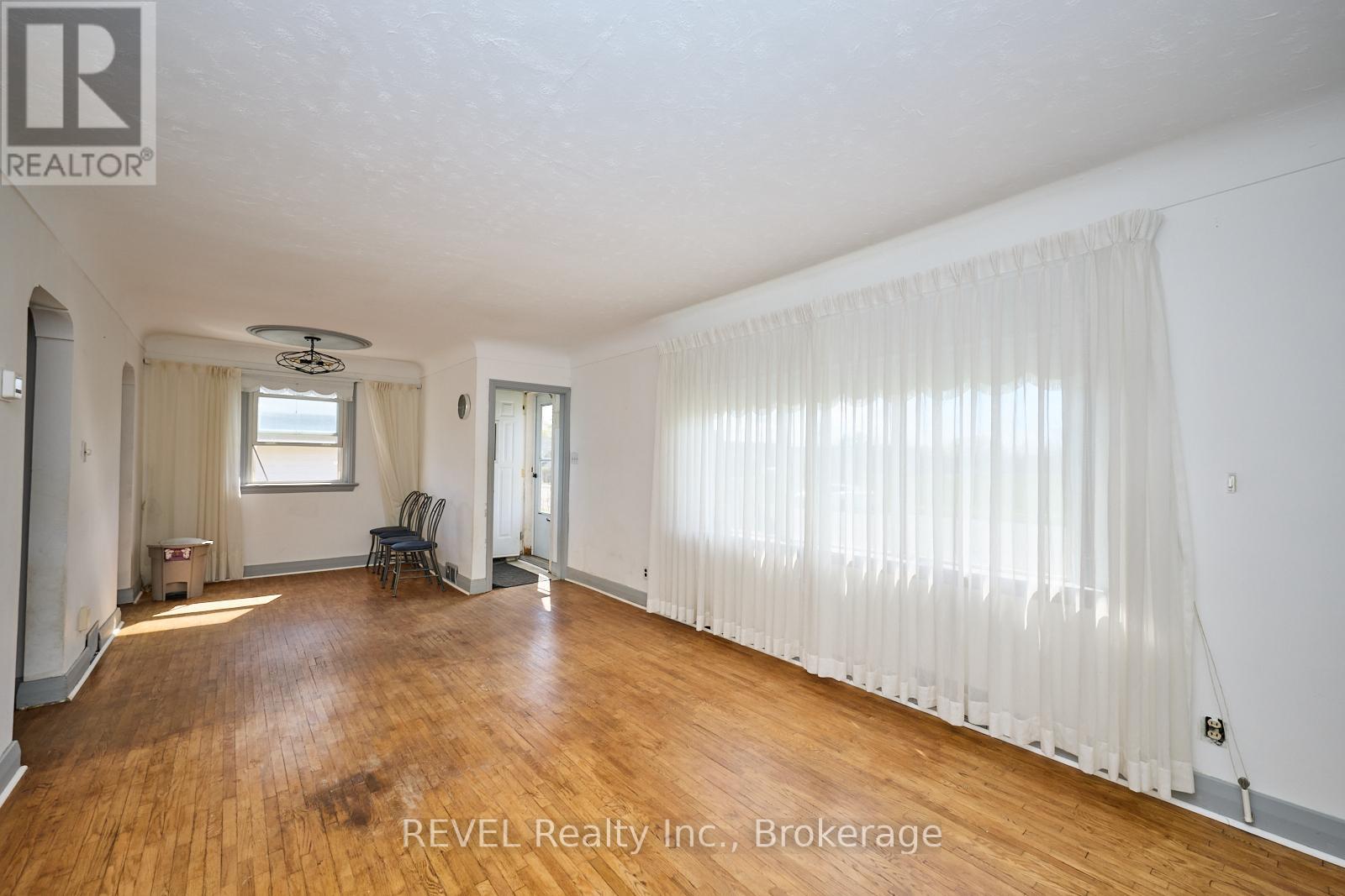 38 Wintemute Street, Fort Erie (Central), Ontario  L2A 2N8 - Photo 4 - X12132111