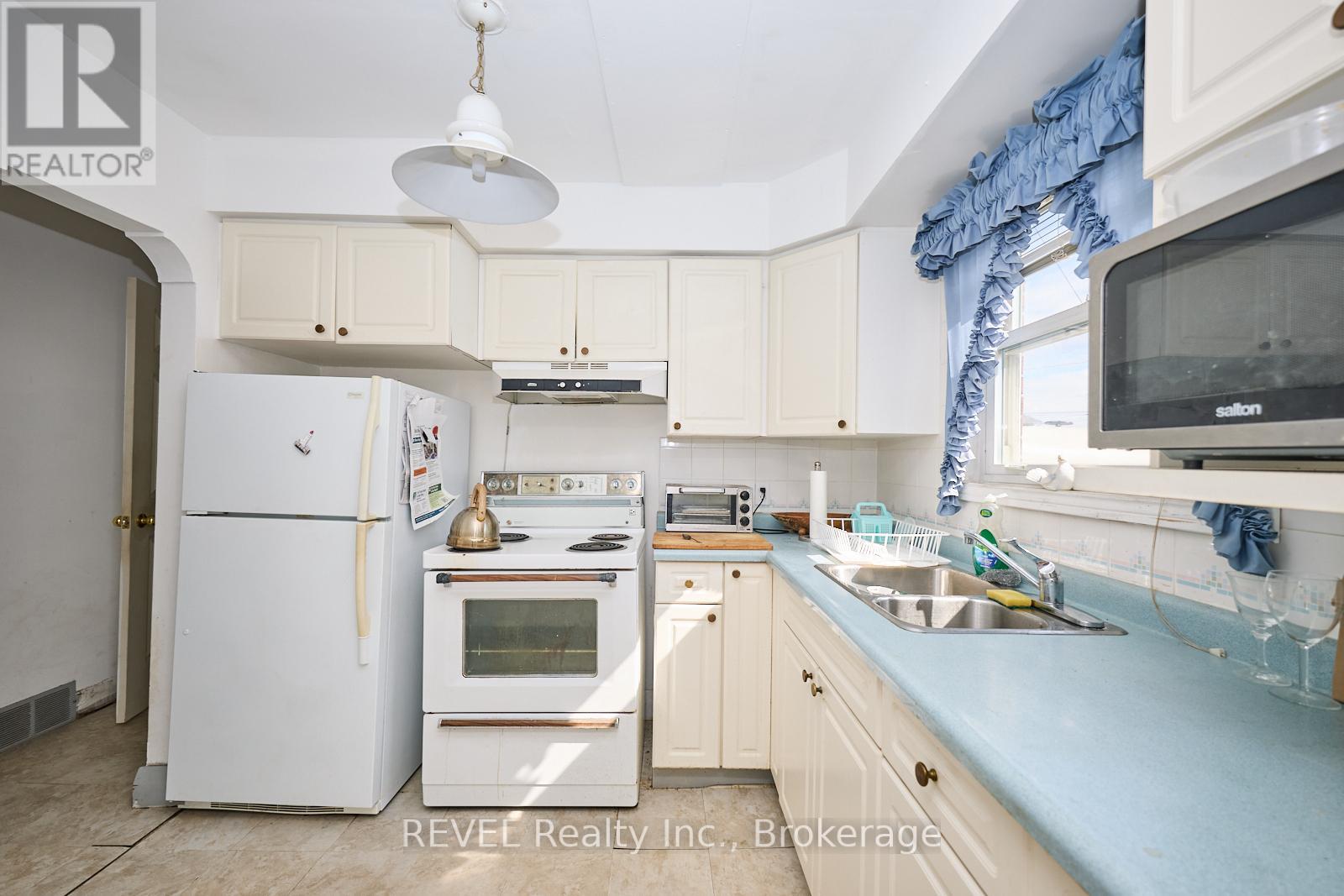Property at 38 WINTEMUTE STREET image 5