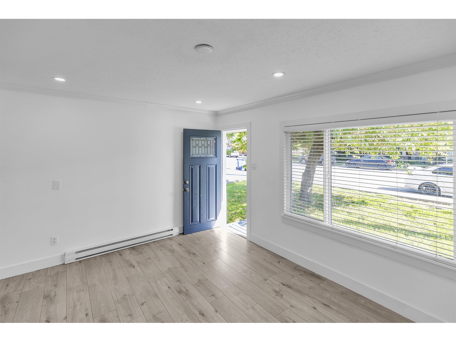 Property at 33983 ESSENDENE AVENUE image 4
