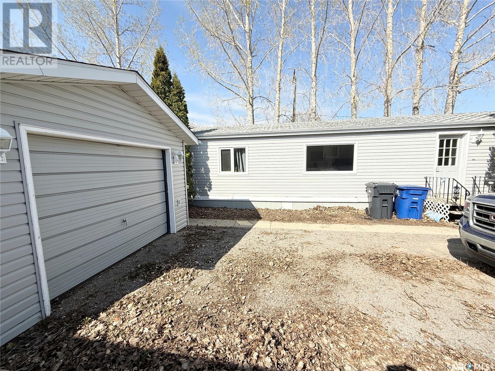 324 9th Avenue S, Weyburn, Saskatchewan  S4H 3L6 - Photo 2 - SK005030