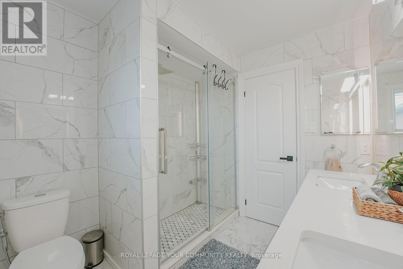 14 Trish Drive, Richmond Hill, Ontario  L4E 5C5 - Photo 24 - N12132095