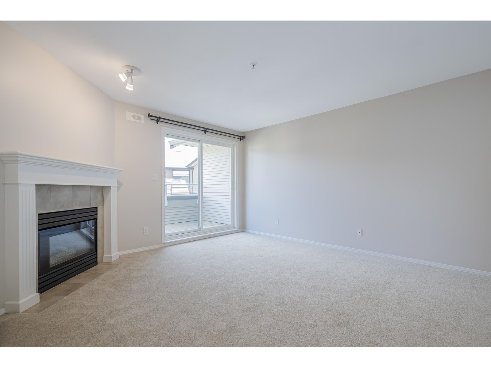 413 8142 120a Street, Surrey, British Columbia  V3W 0N1 - Photo 4 - R2997649