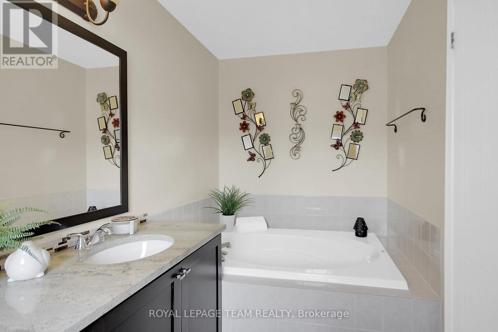 484 Meadowbreeze Drive, Ottawa, Ontario  K2M 2T6 - Photo 19 - X12132157
