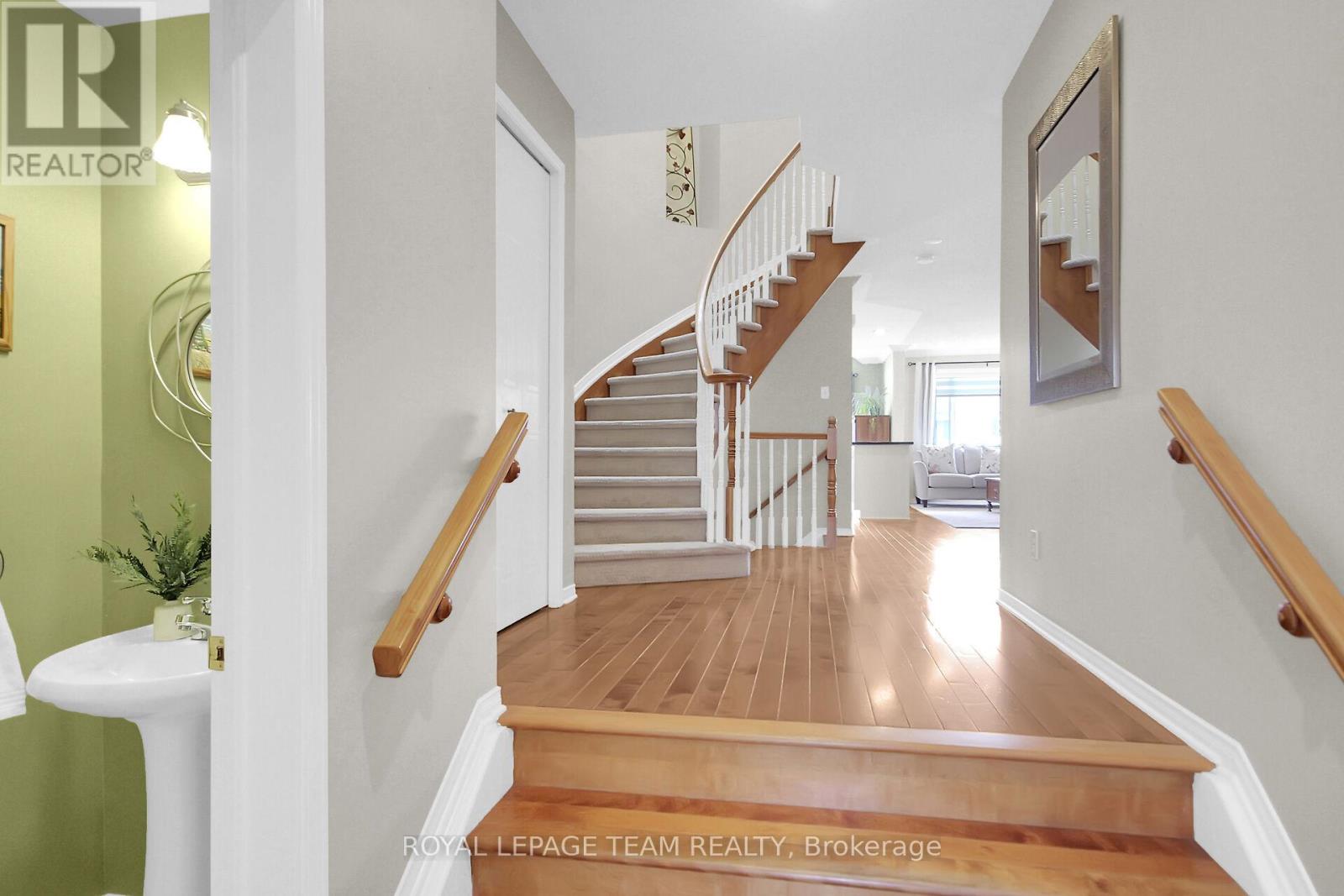 484 Meadowbreeze Drive, Ottawa, Ontario  K2M 2T6 - Photo 2 - X12132157