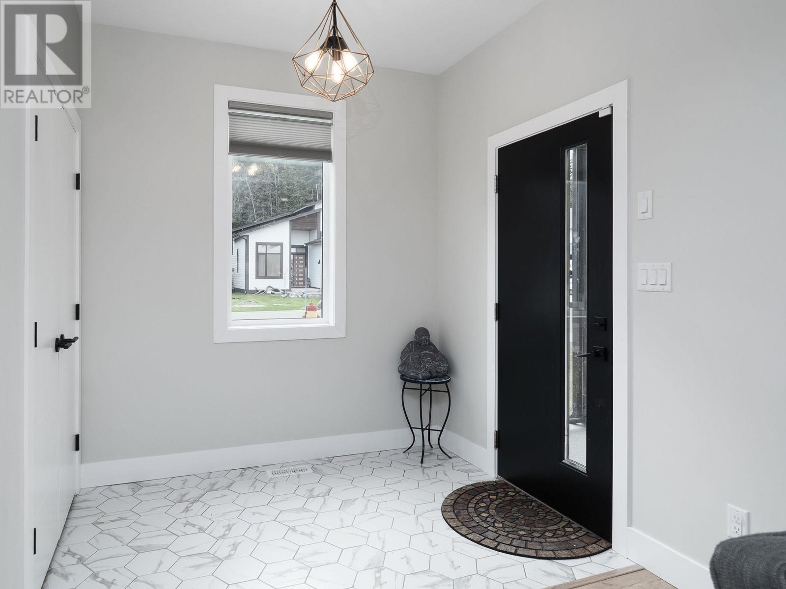 Property at 3951 PARKVIEW CRESCENT image 3