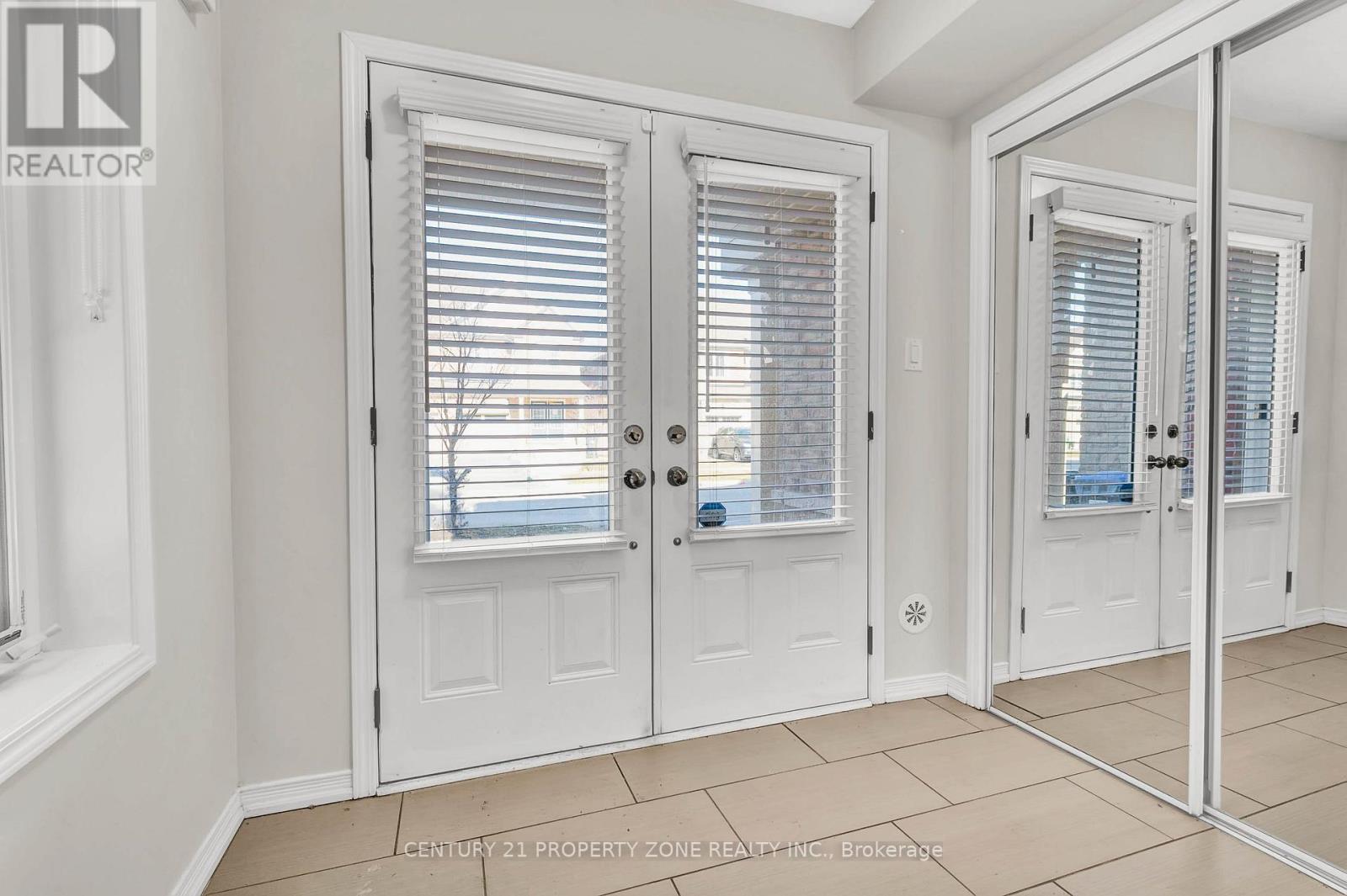 39 Golden Springs Drive, Brampton, Ontario  L7A 0C7 - Photo 4 - W12132152