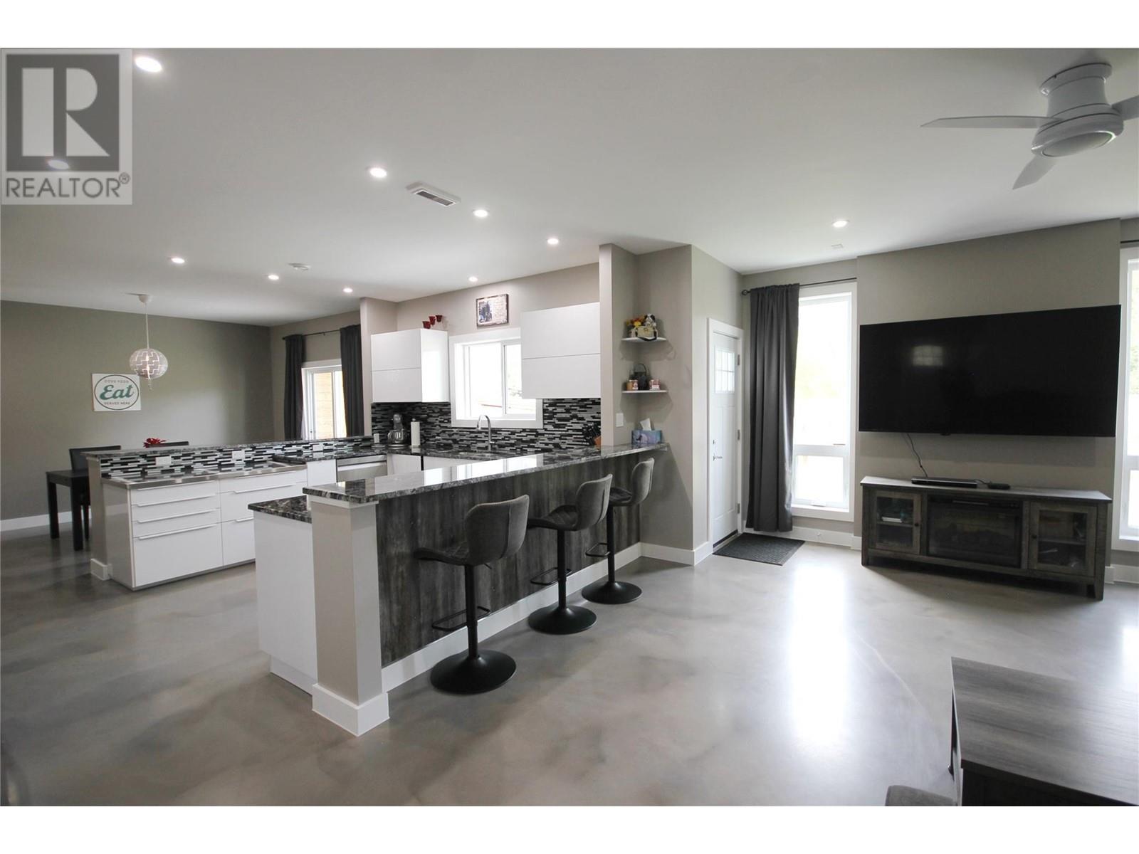 Property at 174 Crown Crescent image 4