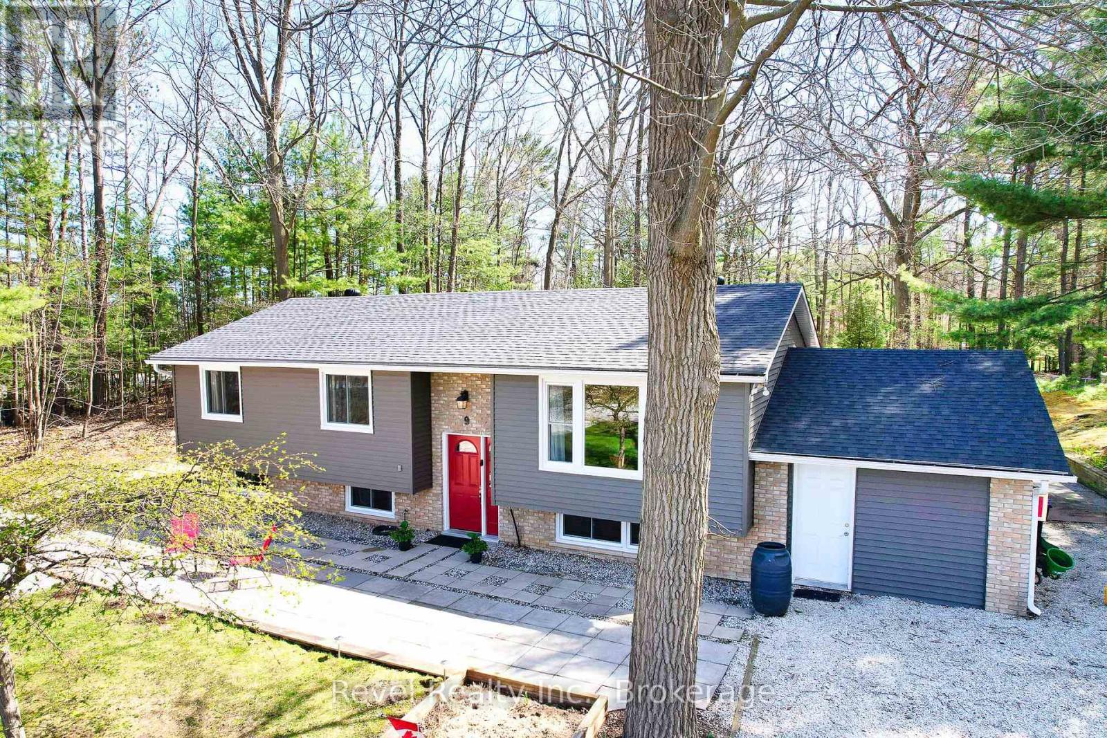 9 Frederick Drive, Wasaga Beach, Ontario  L9Z 1P9 - Photo 1 - S12132201
