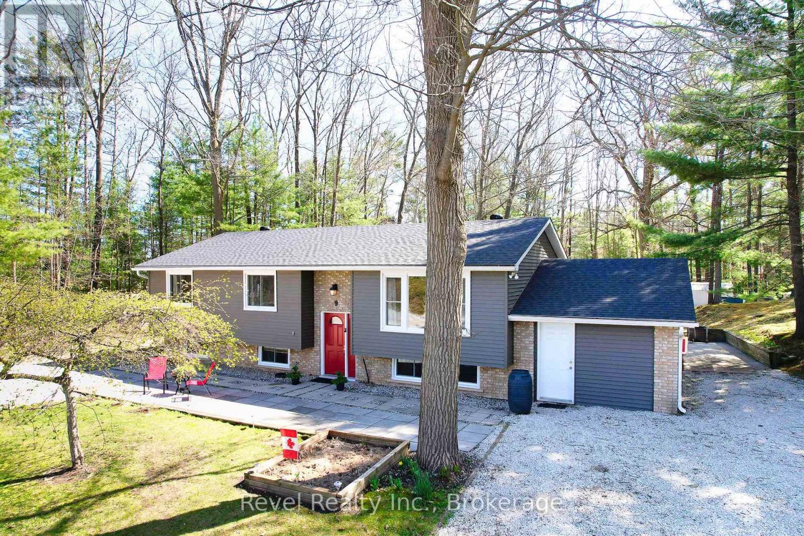 9 Frederick Drive, Wasaga Beach, Ontario  L9Z 1P9 - Photo 5 - S12132201