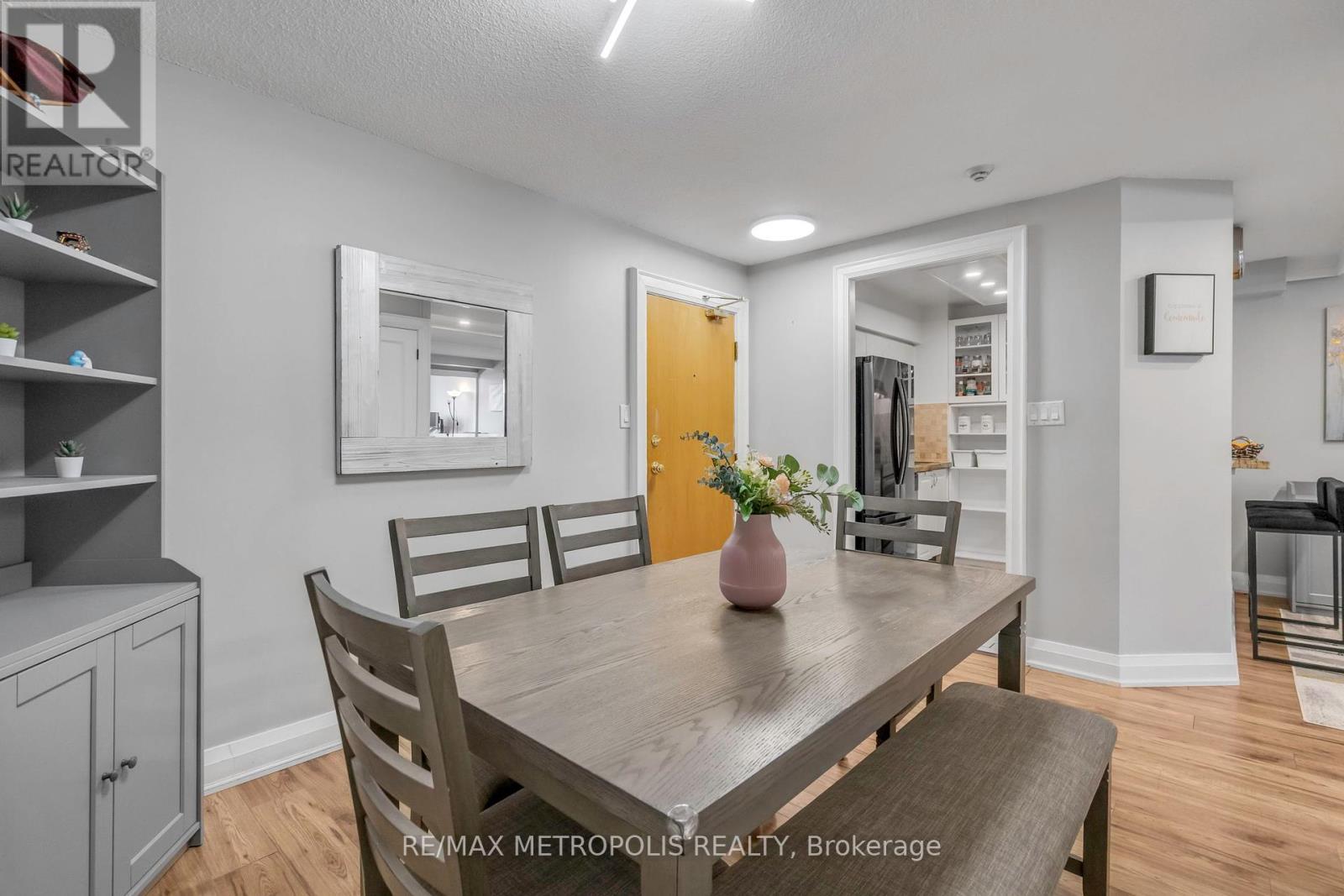 212 - 326 Major Mackenzie Drive E, Richmond Hill (Crosby), Ontario  L4C 8T4 - Photo 2 - N12132192