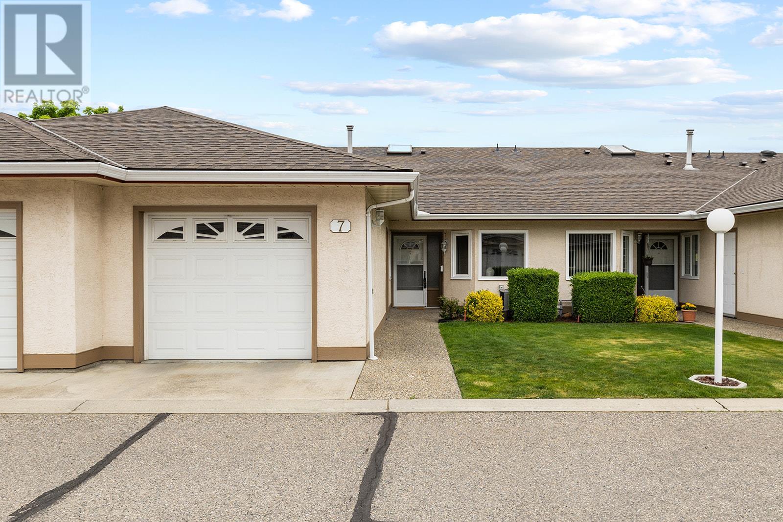 Property at 1874 Parkview Crescent Unit# 7 image 2